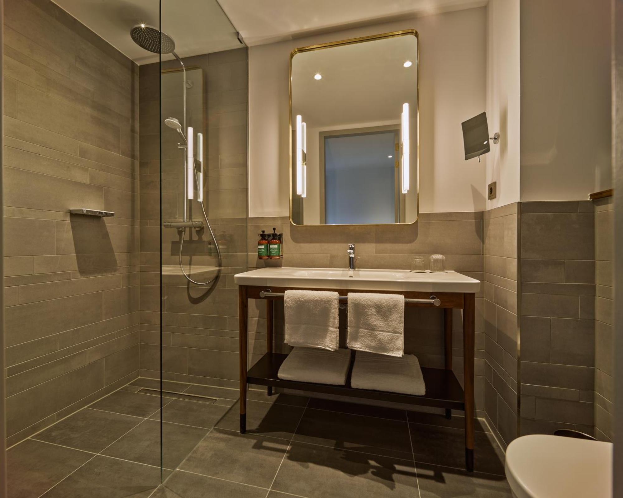 Standard Queen Room
