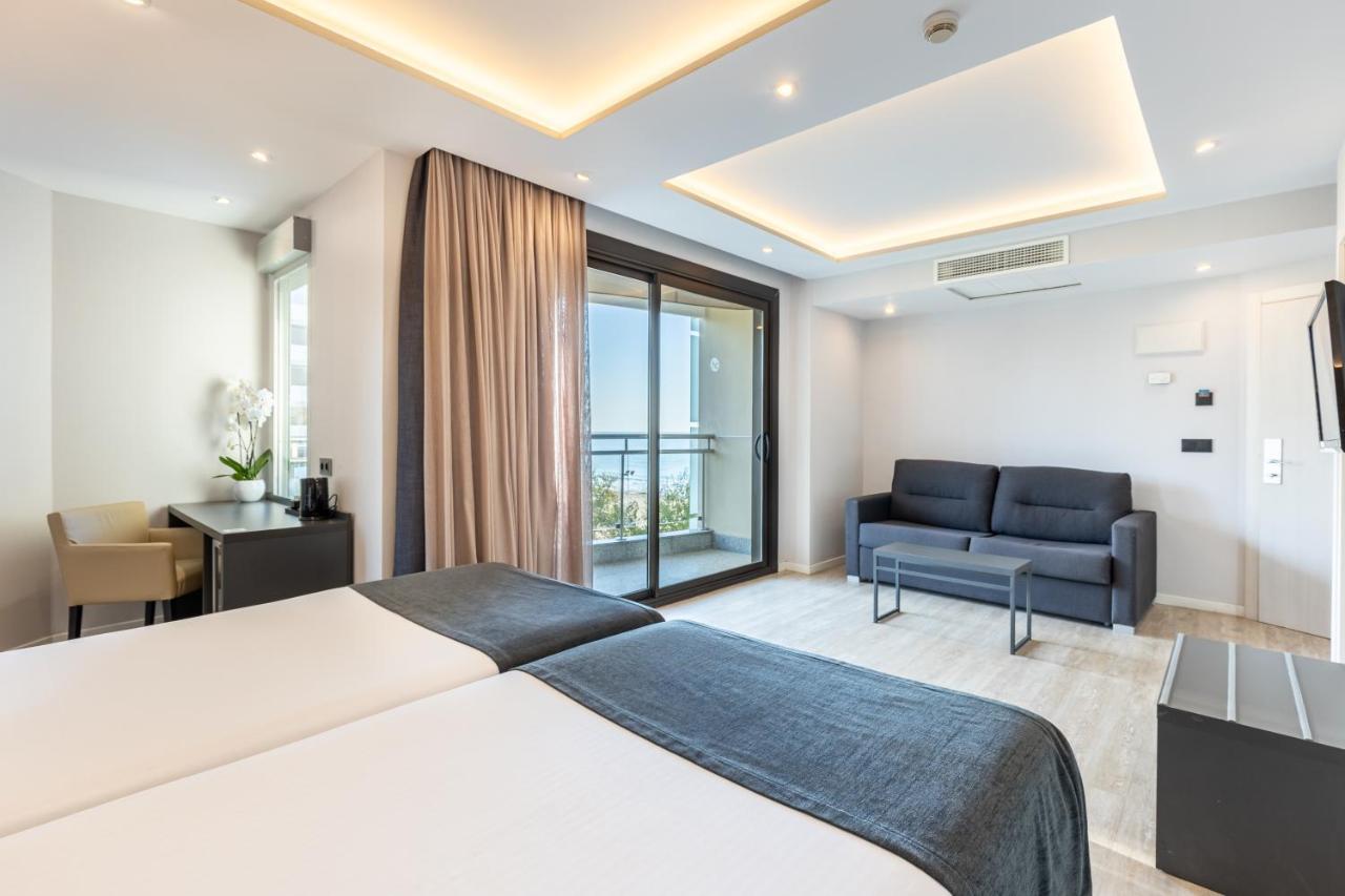 Habitación Superior con terraza y vistas laterales al mar