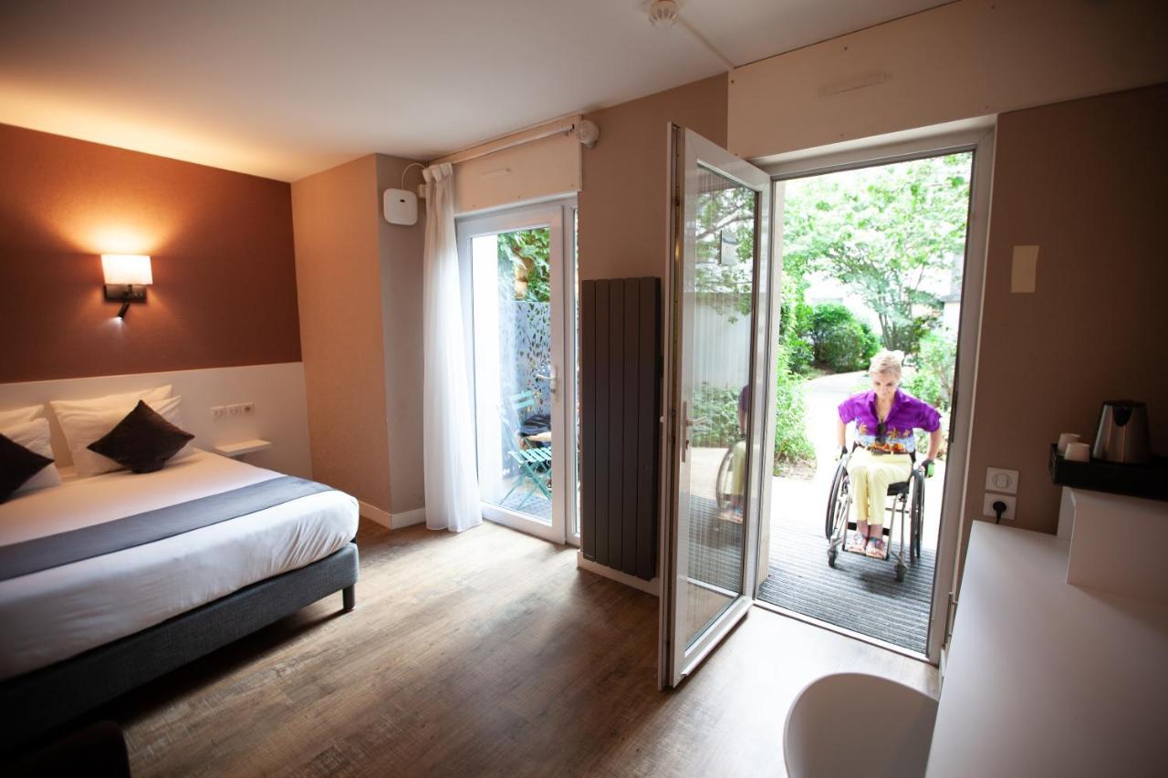 Superior Double Room bath garden view