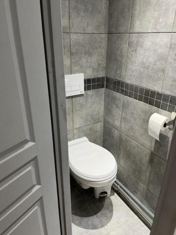 Single Room with Shared Bathroom,1163415615:JPEG
