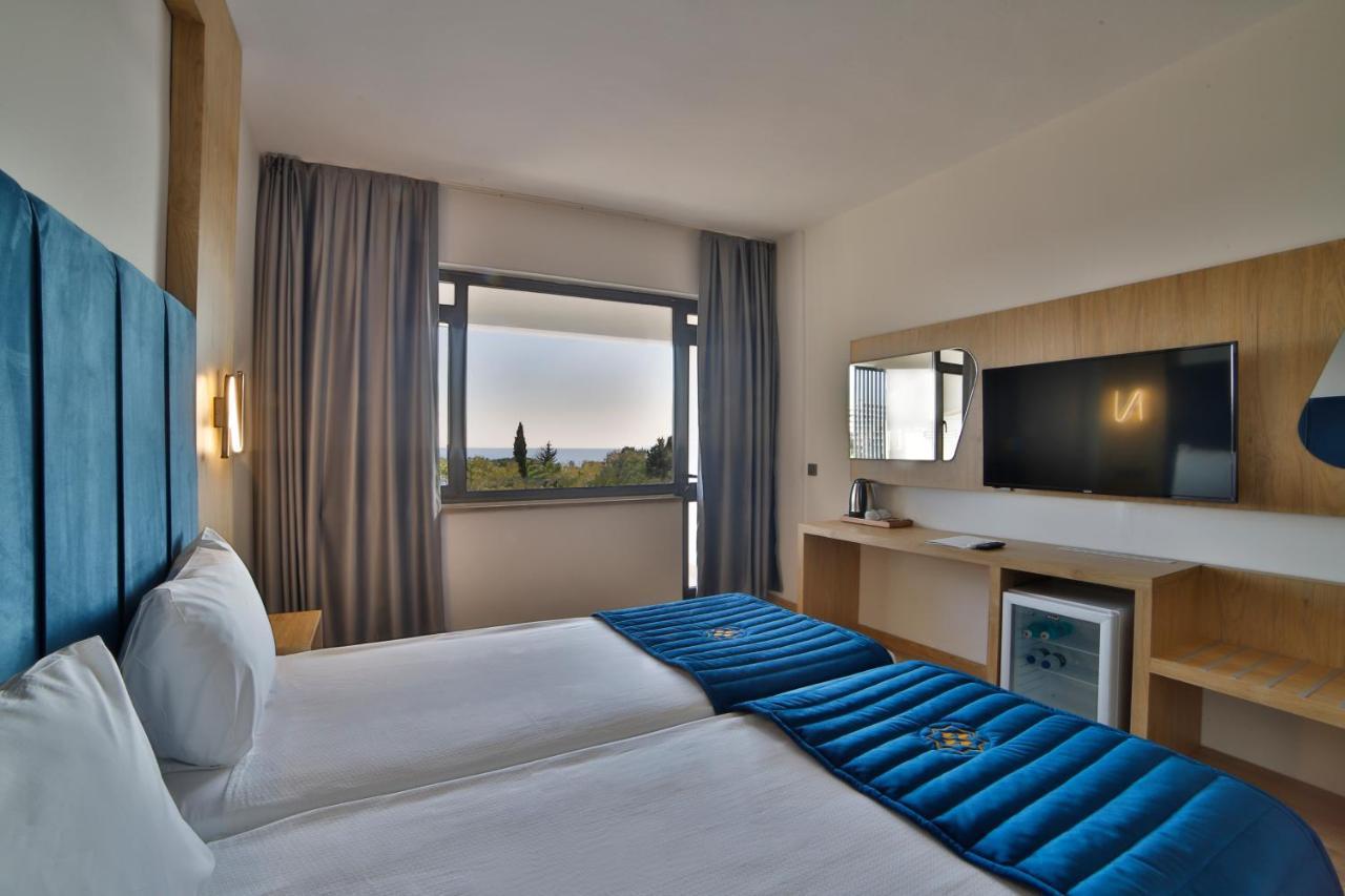 Doppel-/Zweibettzimmer mit Poolblick
