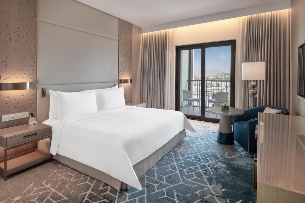 Deluxe Zimmer mit Kingsize-Bett und Poolblick