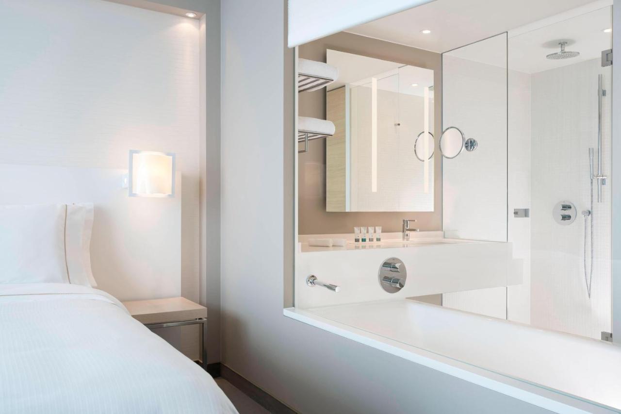 Classic Zimmer Elbphilharmonie mit 1 Kingsize-Bett und Blick auf das Atrium