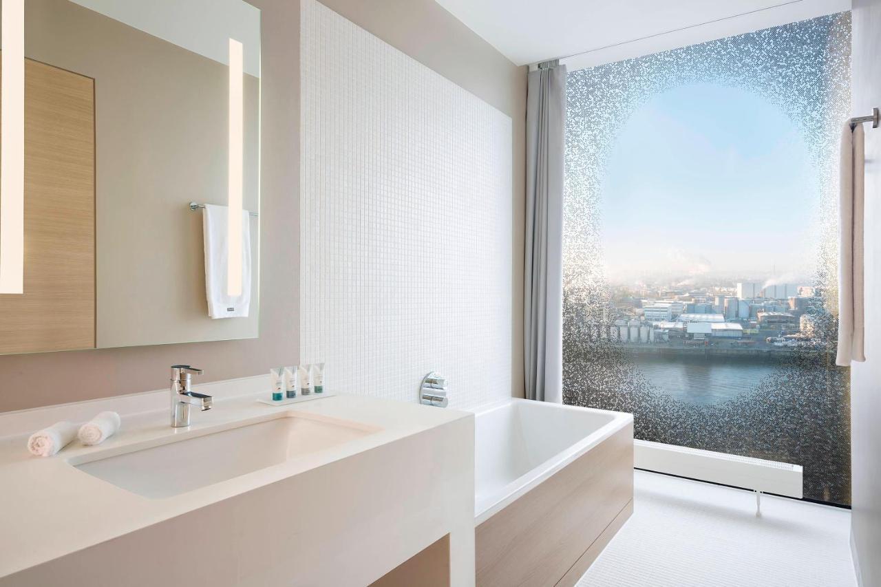 Premium Zimmer Waterfront mit 1 Kingsize-Bett und Blick auf den Hafen und die Elbe