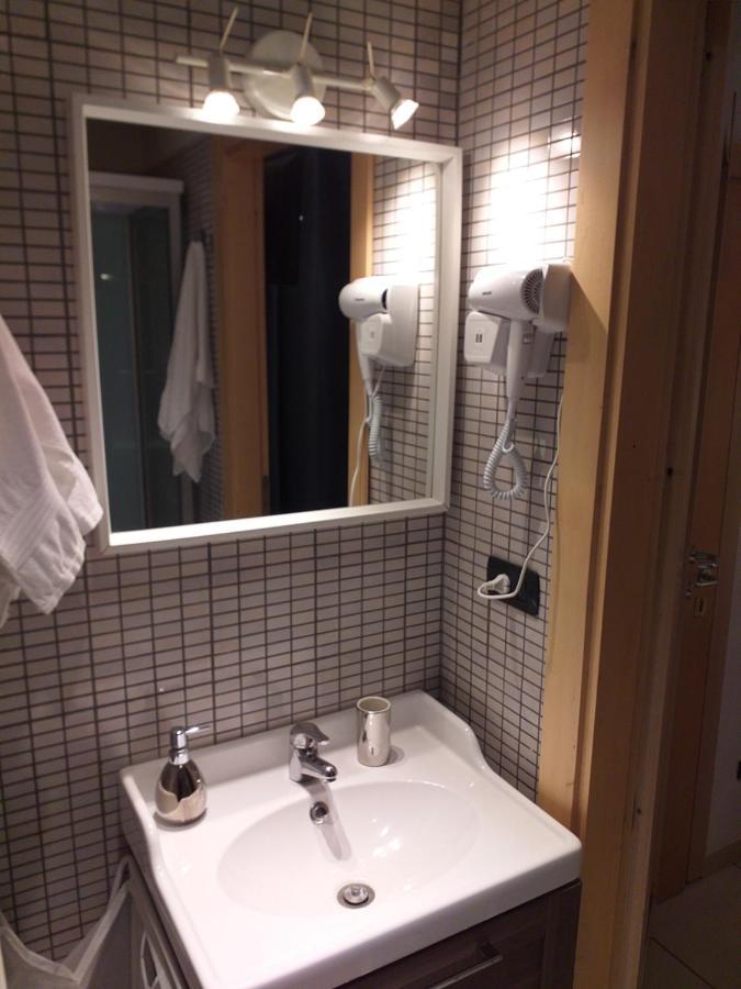 Deluxe Double Room Shower