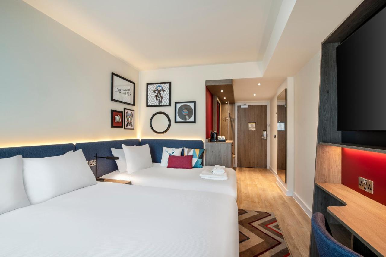 Zimmer mit Queensize-Bett und Schlafsofa