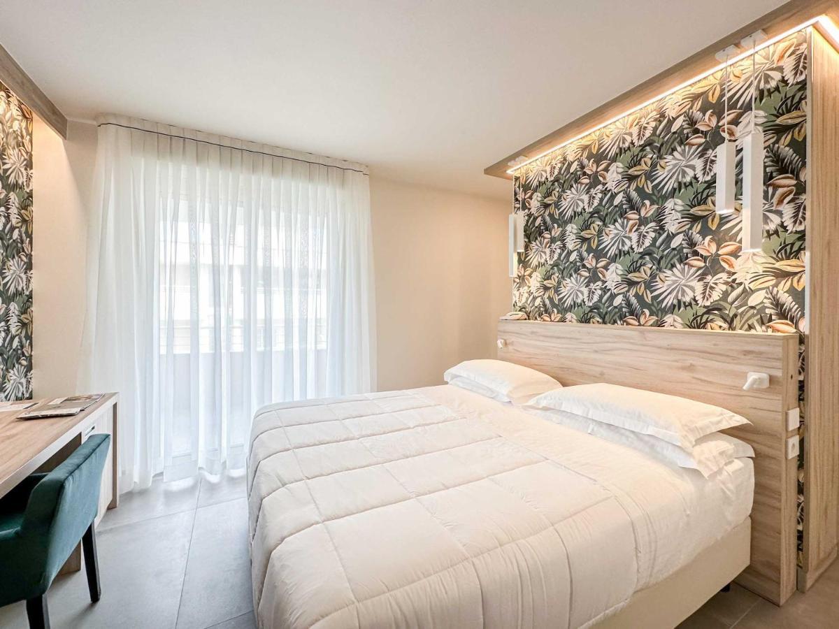 Habitación con cama extragrande y vistas a la piscina