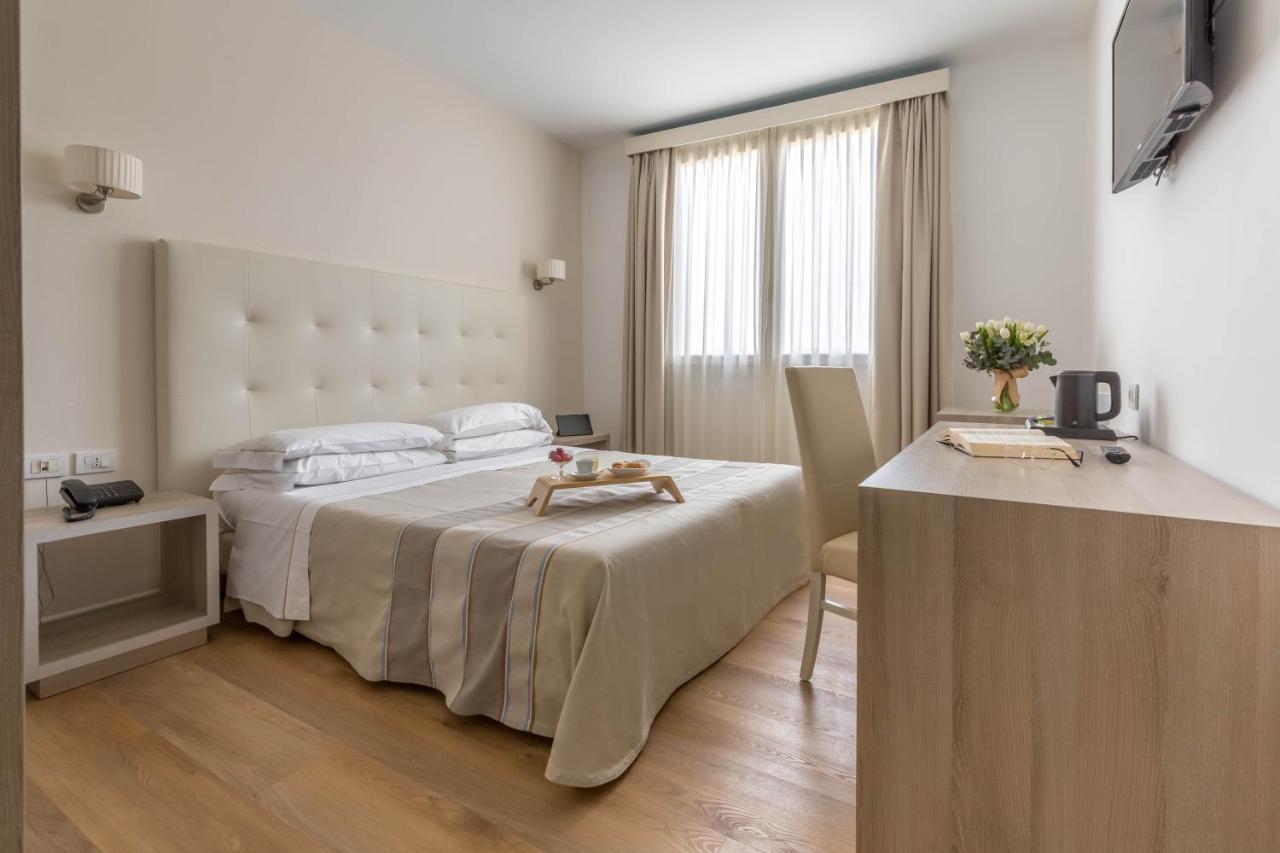 Doppel- oder Zweibettzimmer