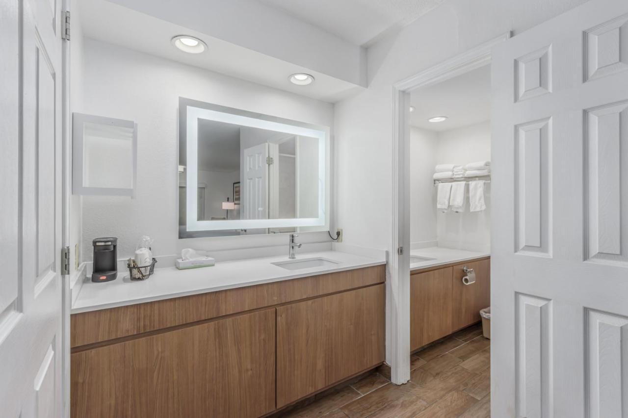 Queen Room with Two Queen Beds,1387562987:JPEG