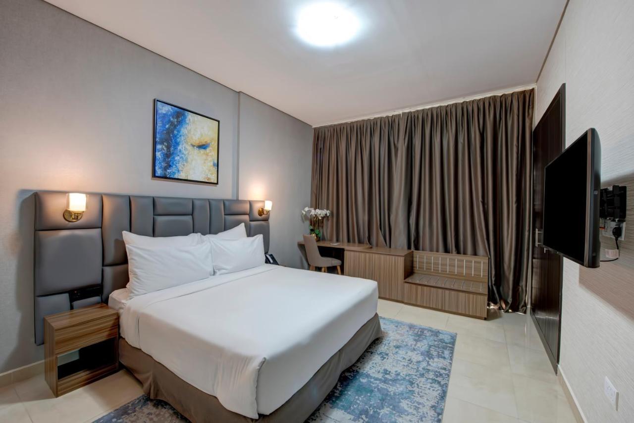 Deluxe One Bed Room Apartment Balcony on F&B