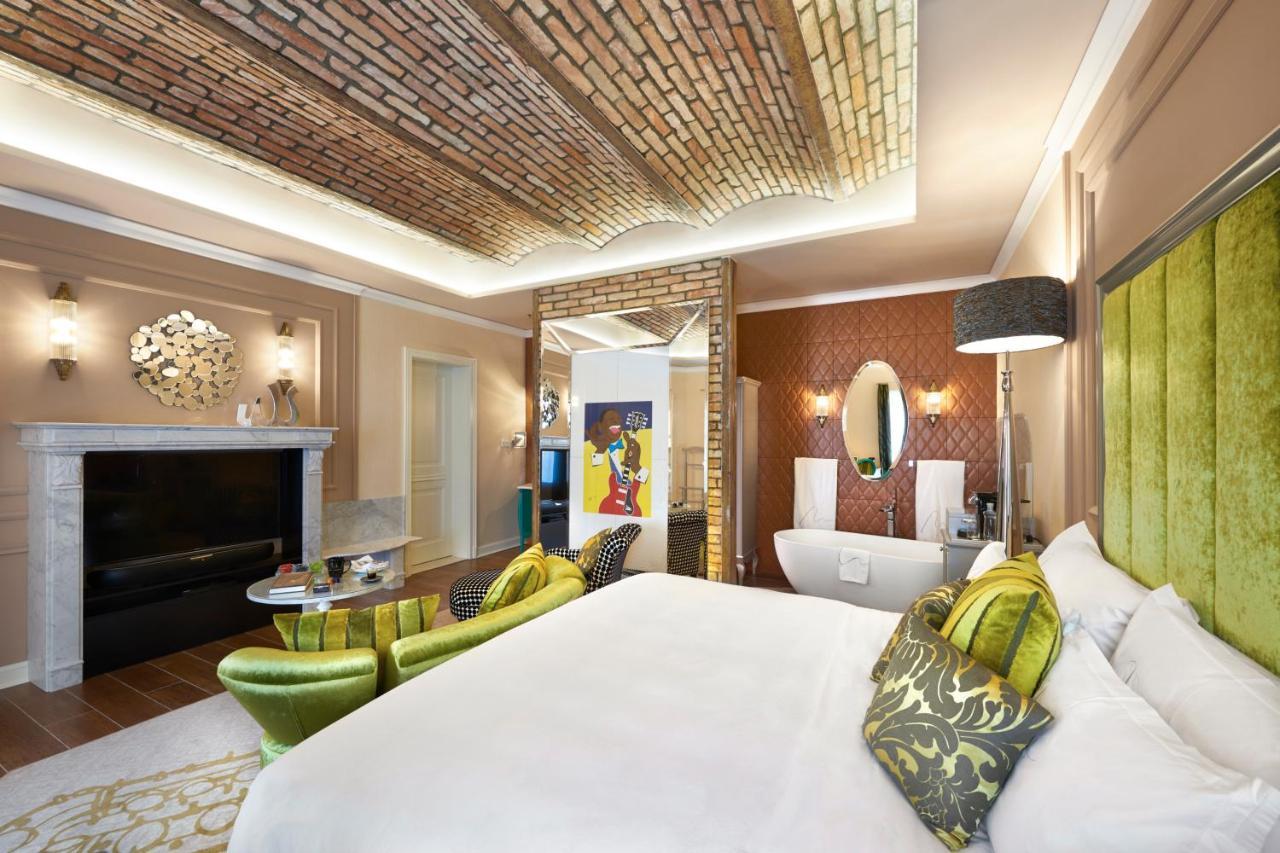 Aria Signature Large Luxury King Room