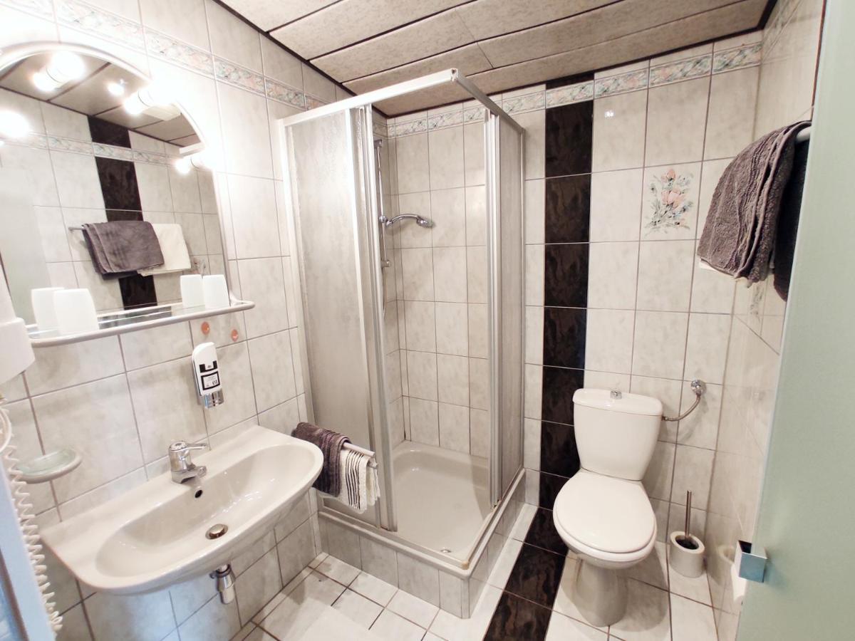 Doppel-/Zweibettzimmer mit Balkon