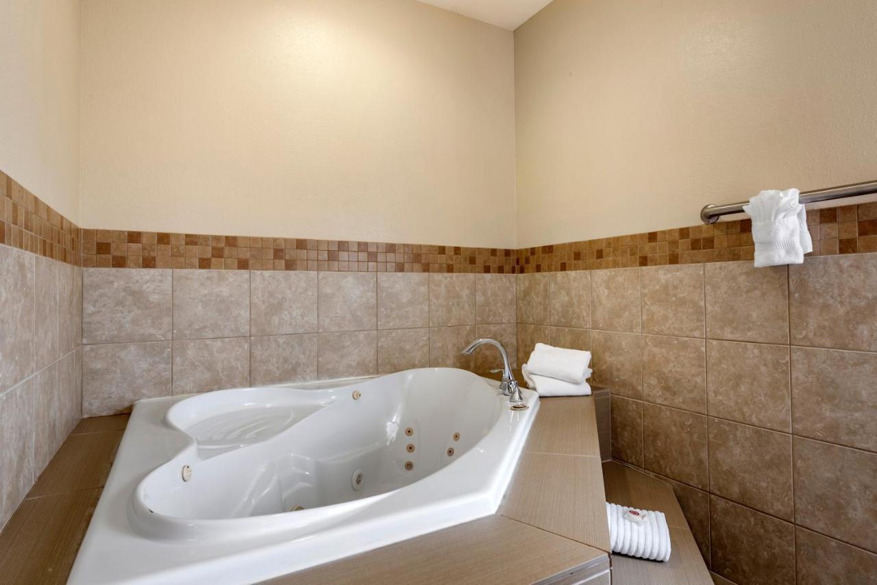 Suite with Spa Bath,1611151737:JPEG