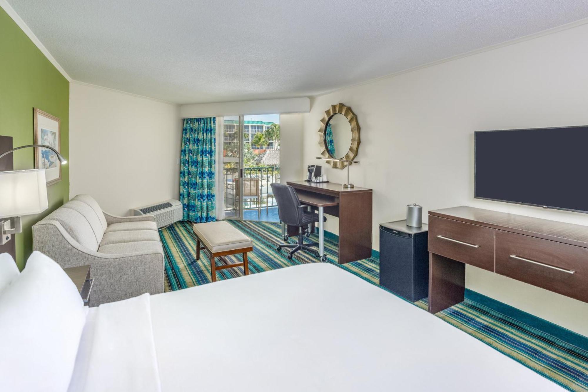 Premium Zimmer mit Kingsize-Bett, Balkon und Blick auf den Jachthafen
