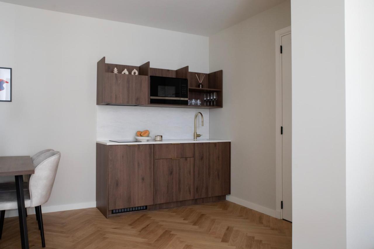 Spacious Apartment 1 Bedroom Kitchen