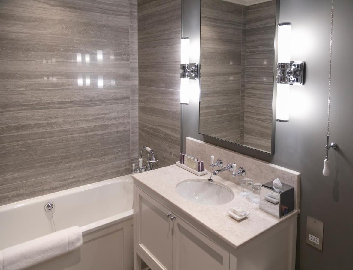 Deluxe Double Room Bath