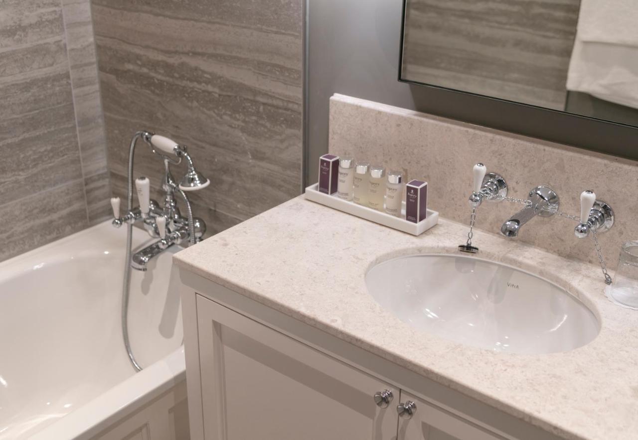 Deluxe Double Room Bath