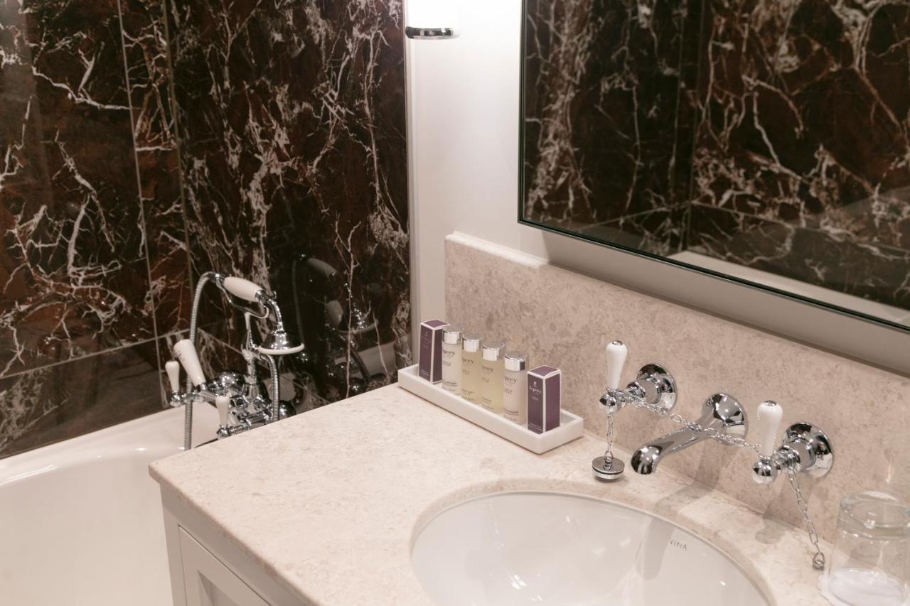 Deluxe Double Room Bath