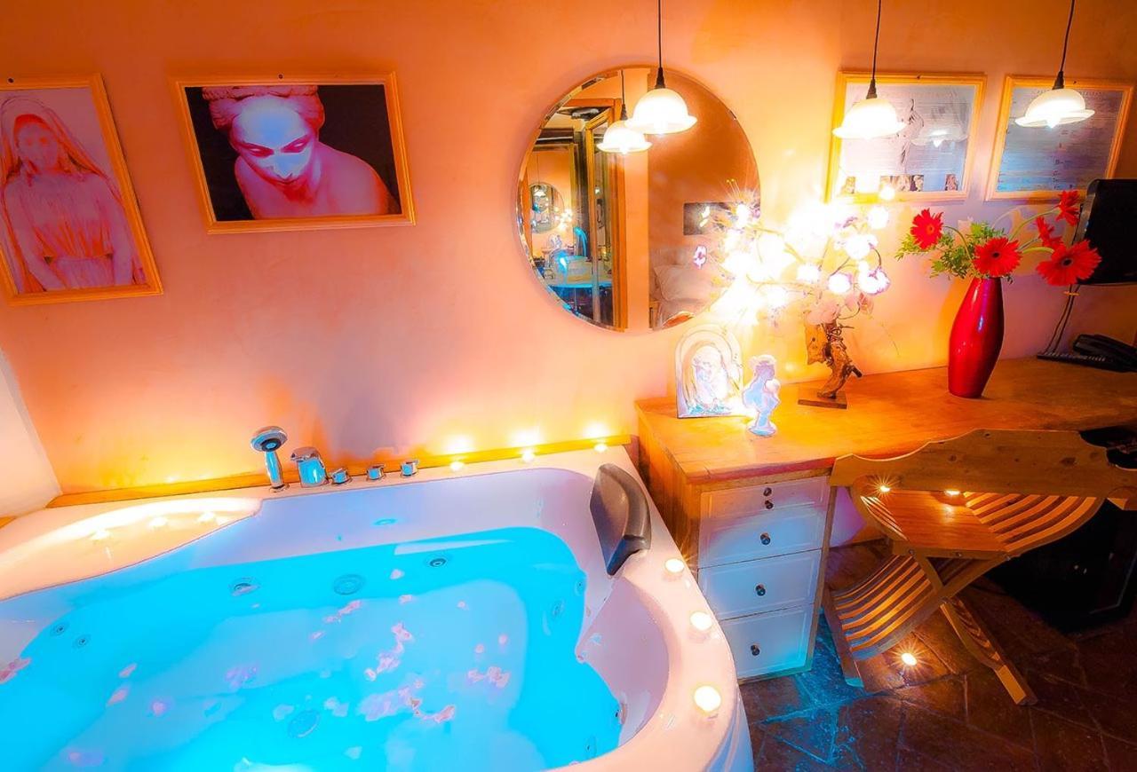 Quarto com Cama King-size e Banheira de Hidromassagem