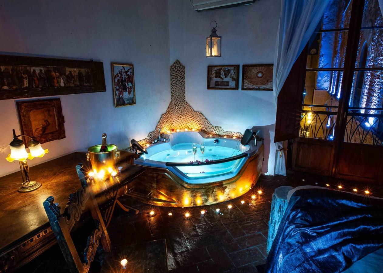 Quarto com Cama Queen-size e Banheira de Hidromassagem