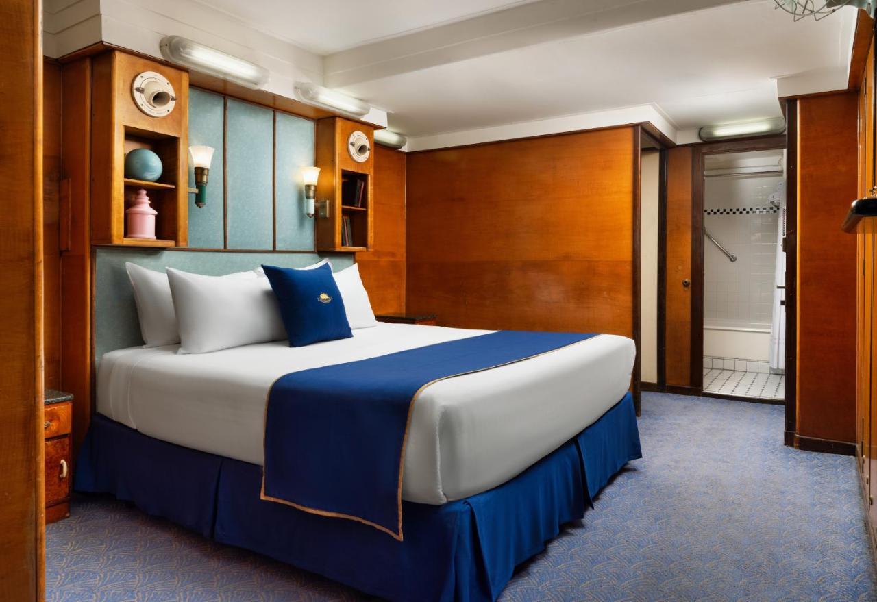 Deluxe Zimmer mit Kingsize-Bett und Hafenblick
