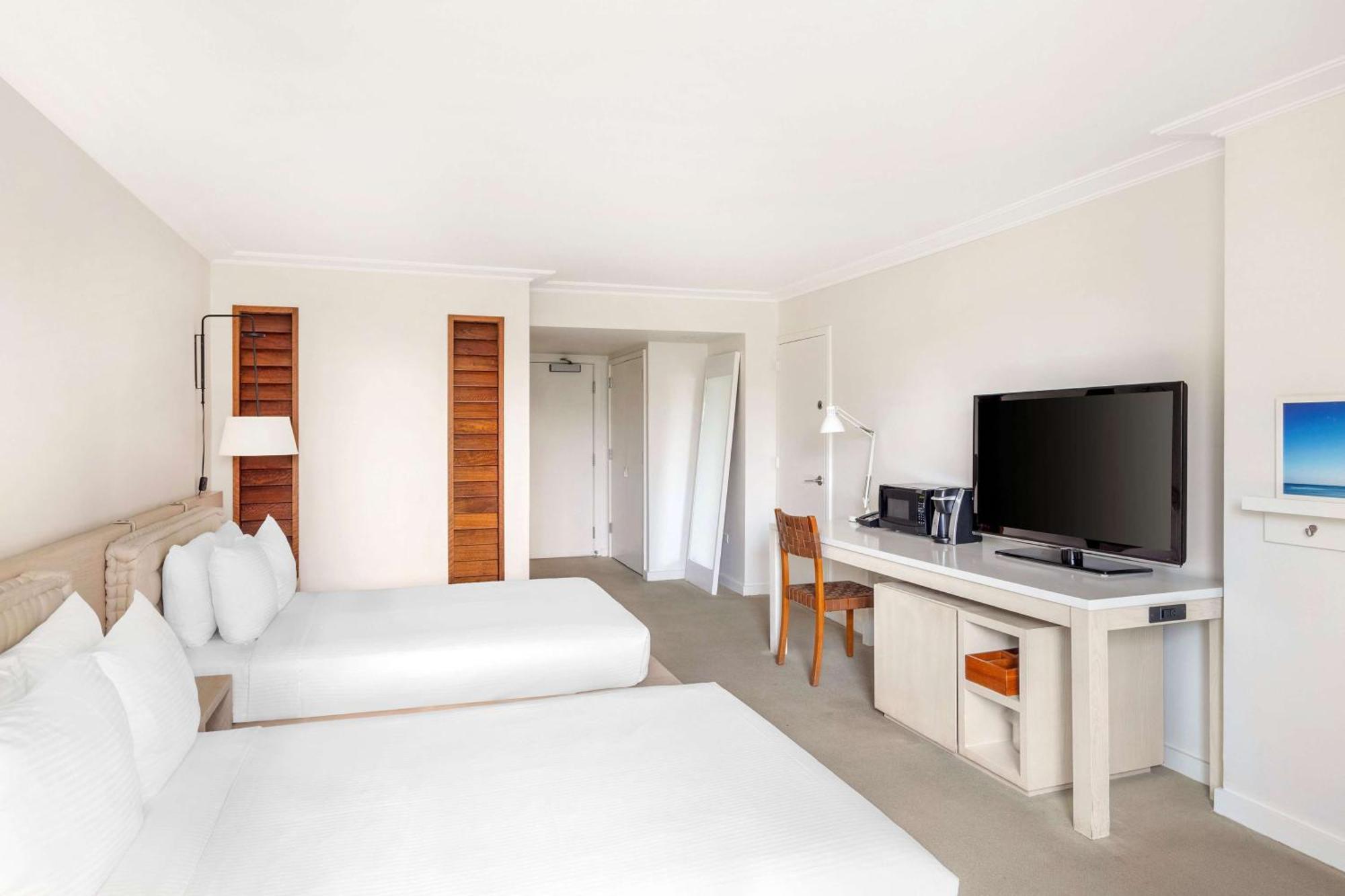 Premier Twin Room Two Twin Beds City View