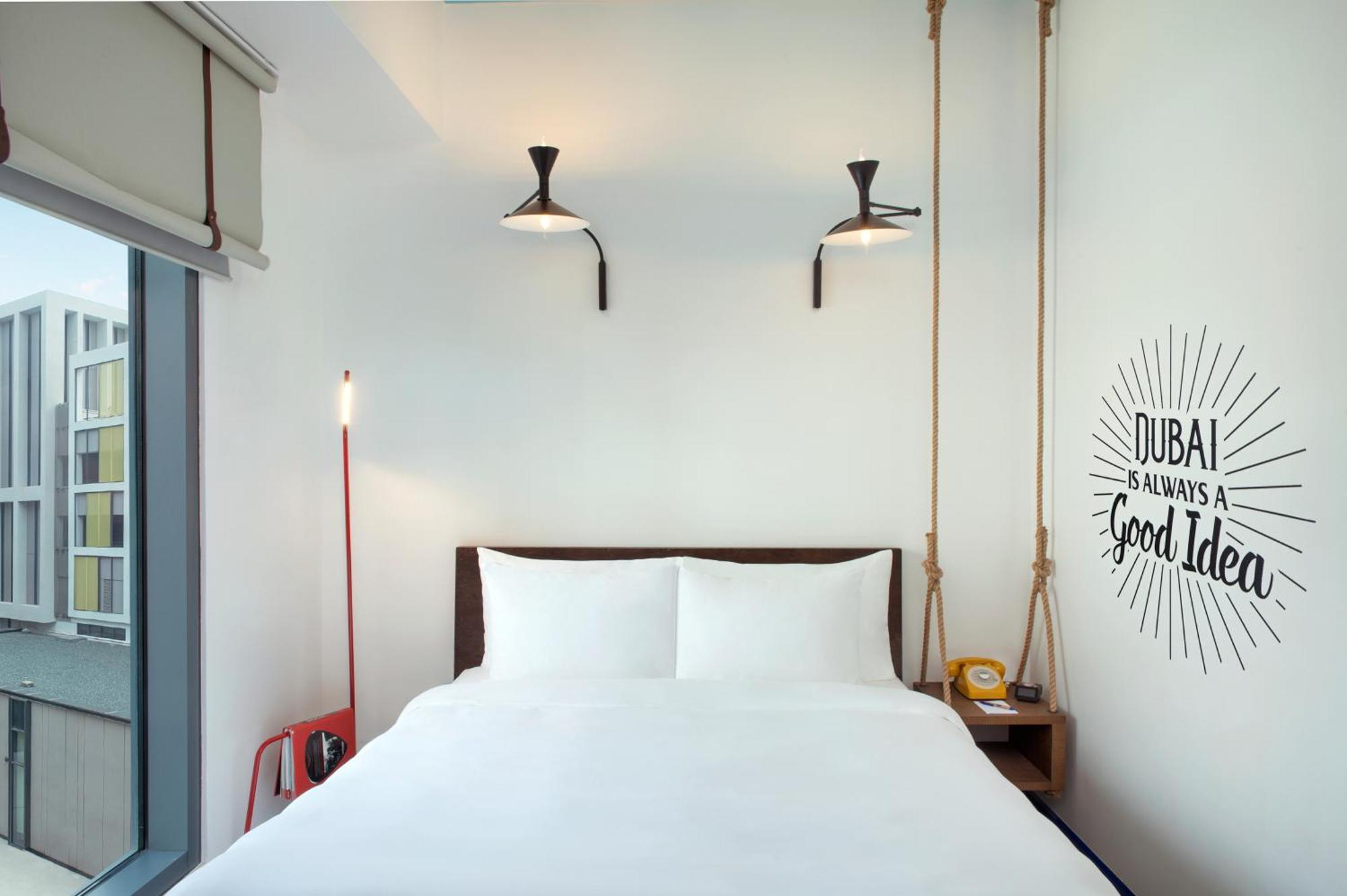 Chambre Lit Queen-Size Accessible aux Personnes à Mobilité Réduite