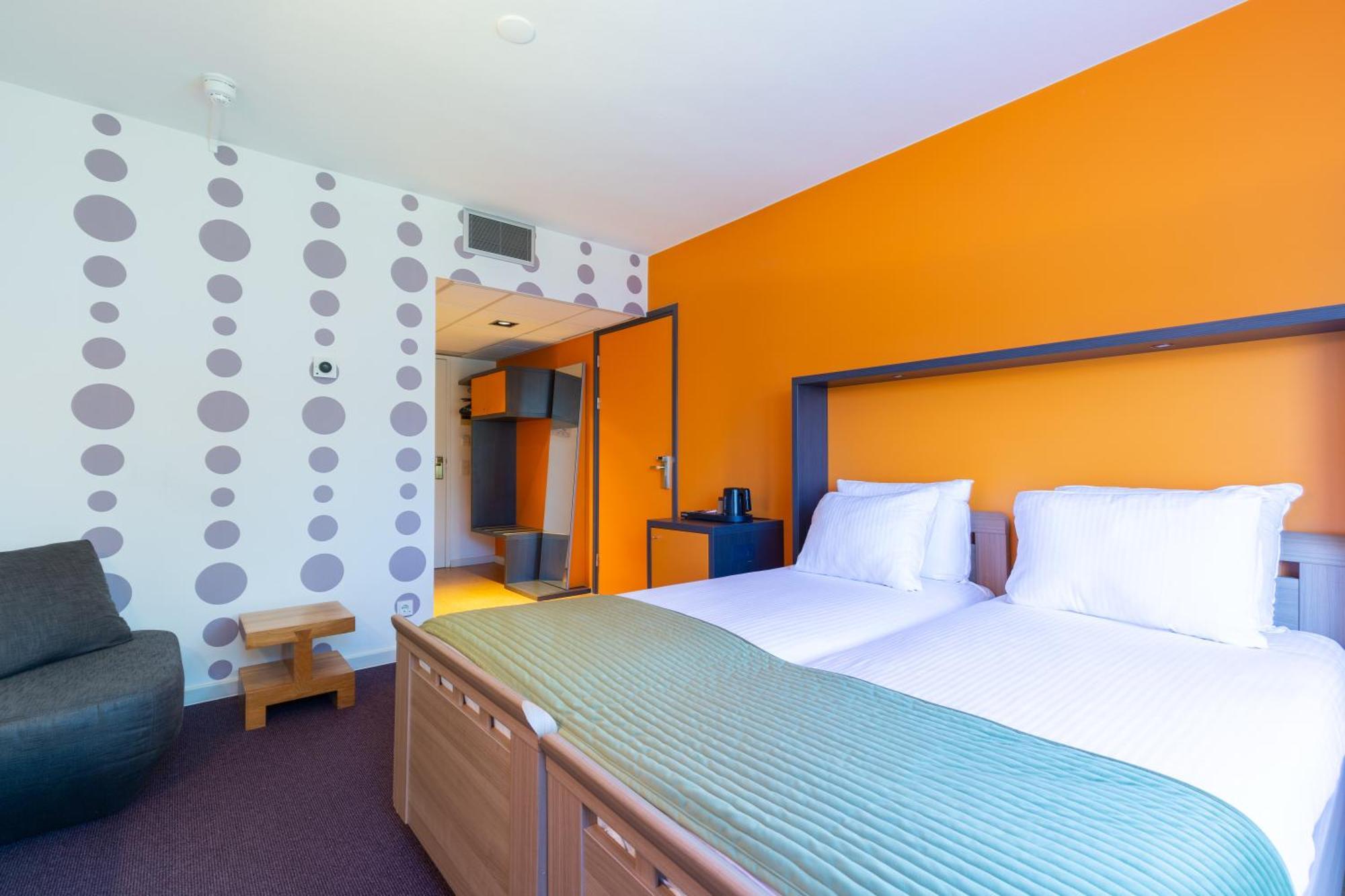 Twin Room Walk Shower Disability Access or Non-Smoking