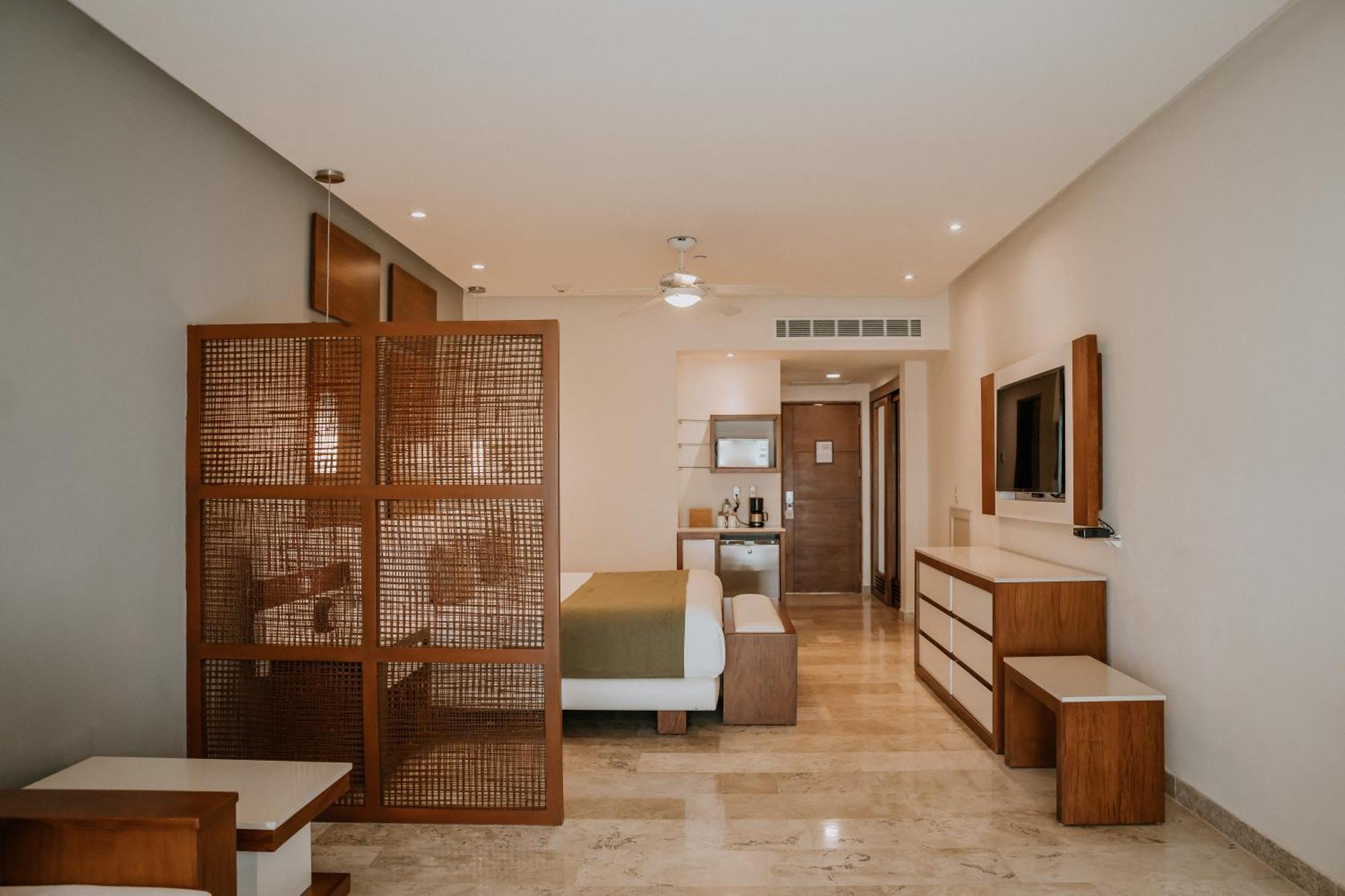 Deluxe Junior Suite 1 King Bed