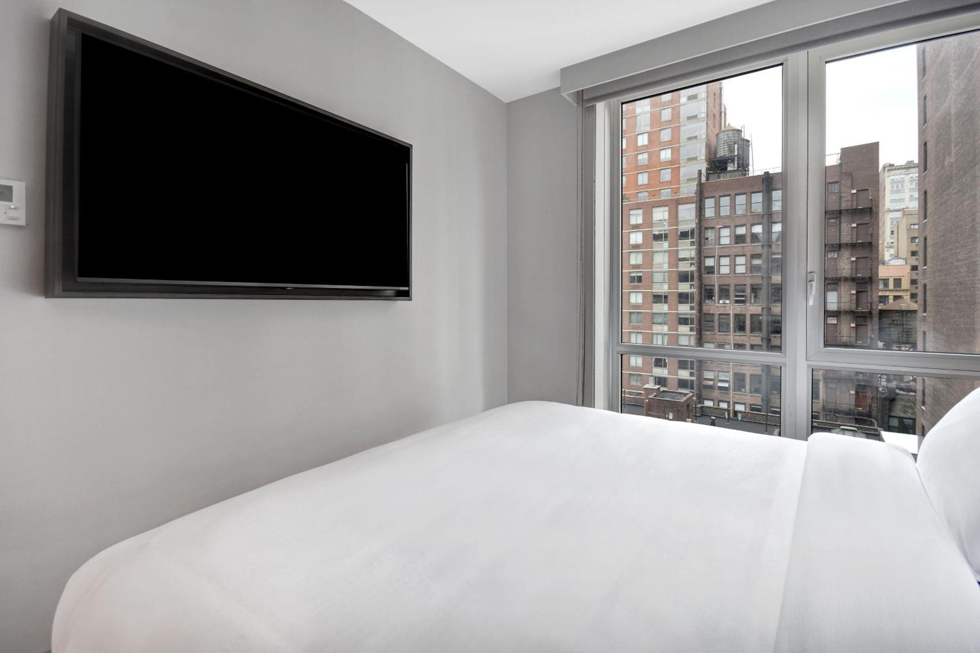 Studio King Bed High Floor Roll Shower Mobility Access or Hearing Accessible