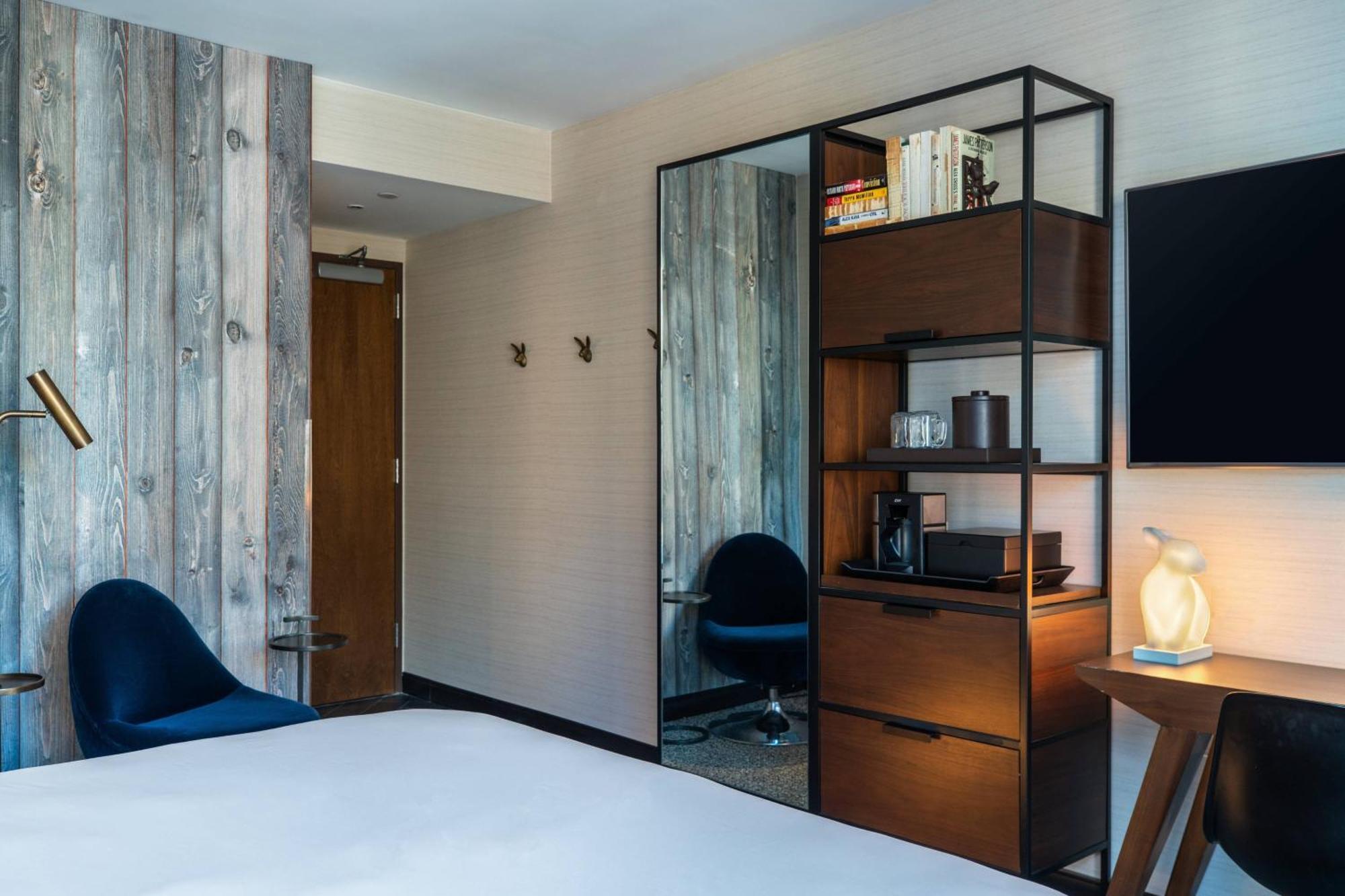 Chambre Lit King-Size avec Vue sur la Ville - Accessible aux Malentendants