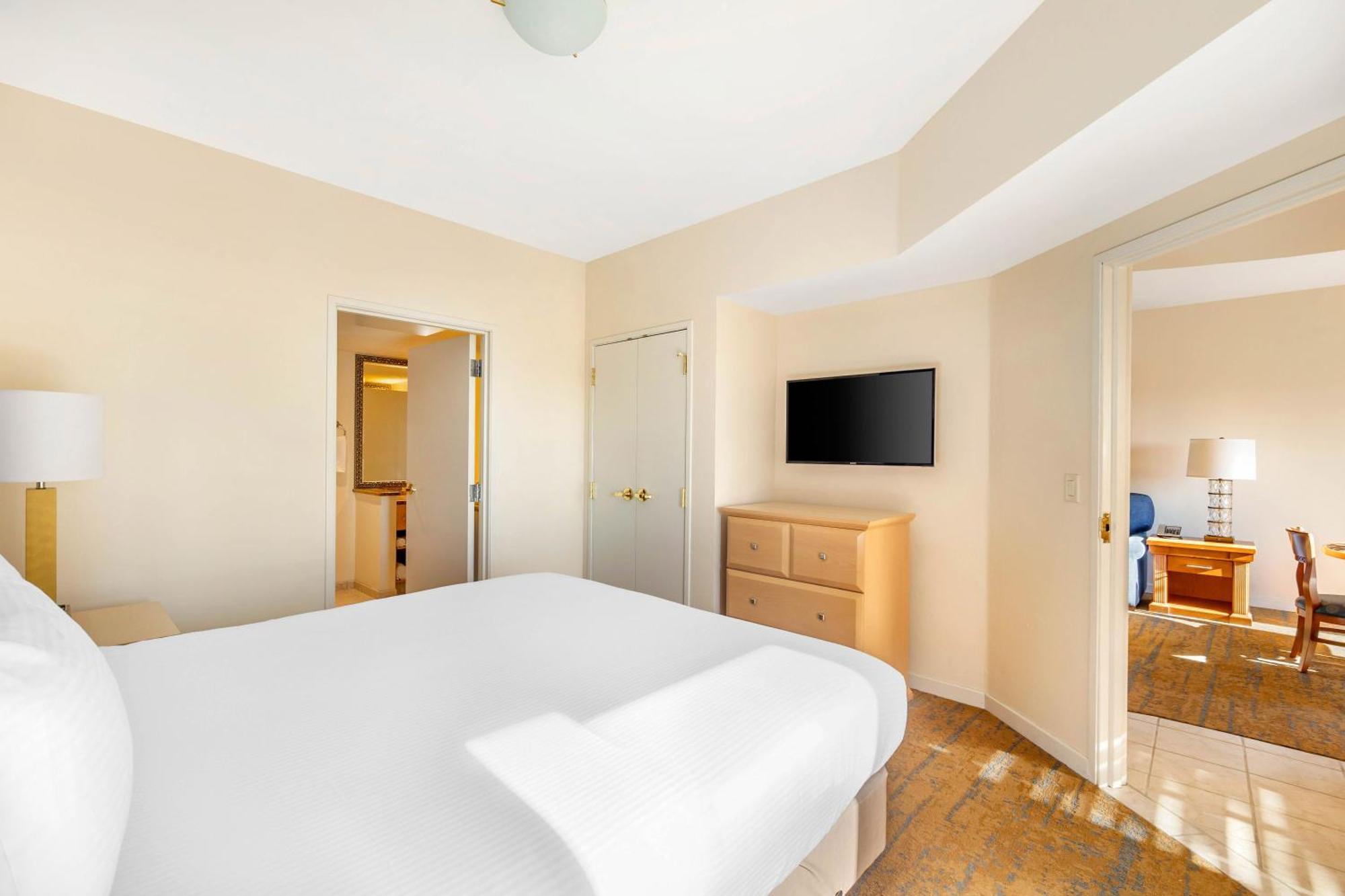DELUXE SUITE MIT 1 SCHLAFZIMMER MIT KINGSIZE-BETT UND BARRIEREFREIER BADEWANNE
