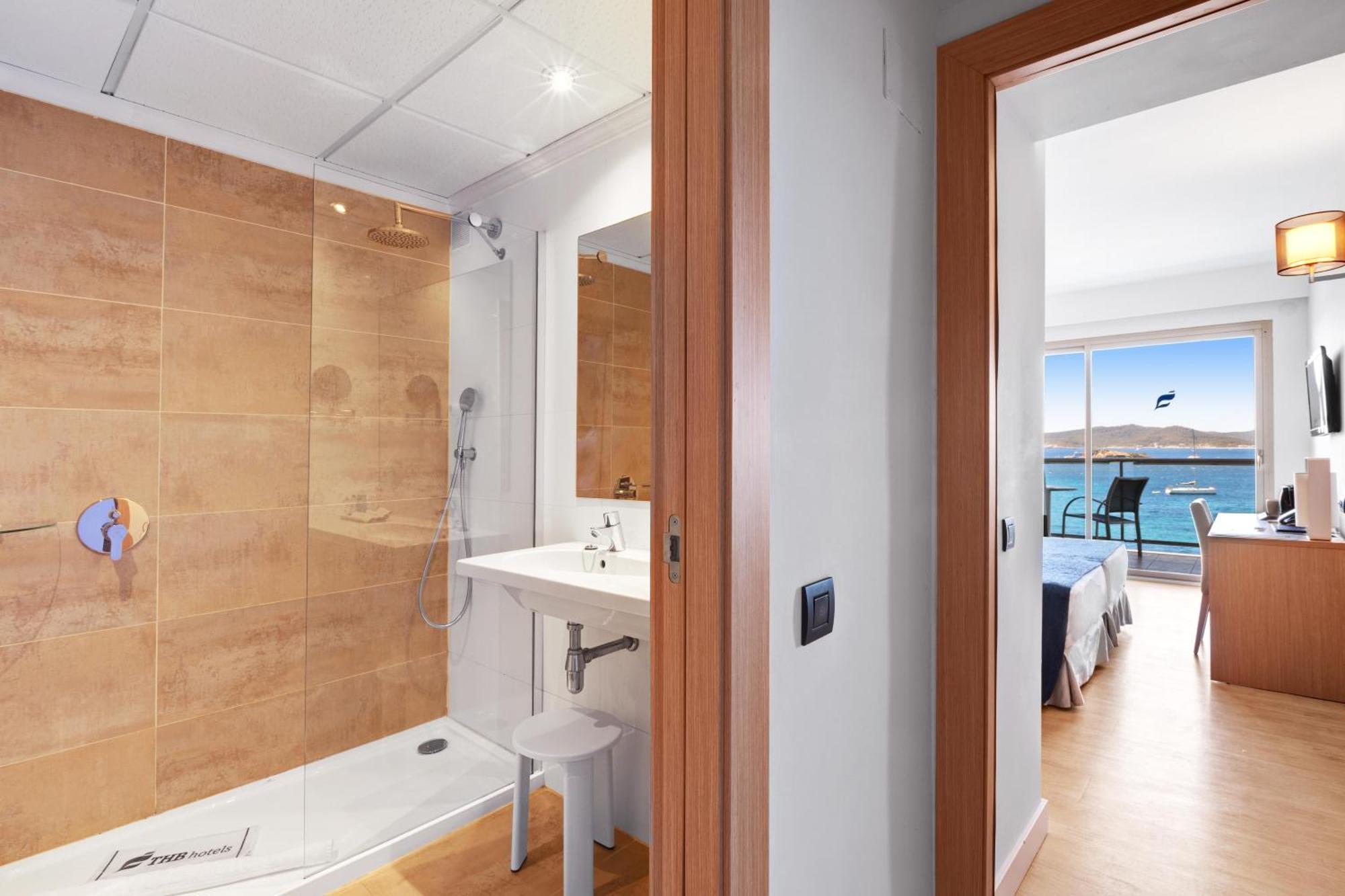 Double or Twin Room Sea View