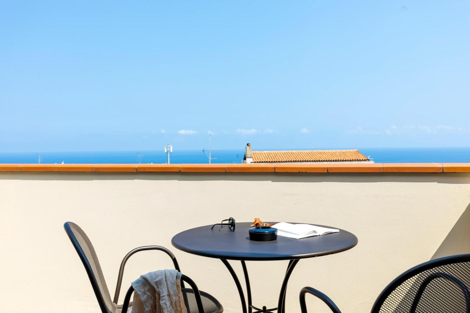 Double or Twin Room Sea View