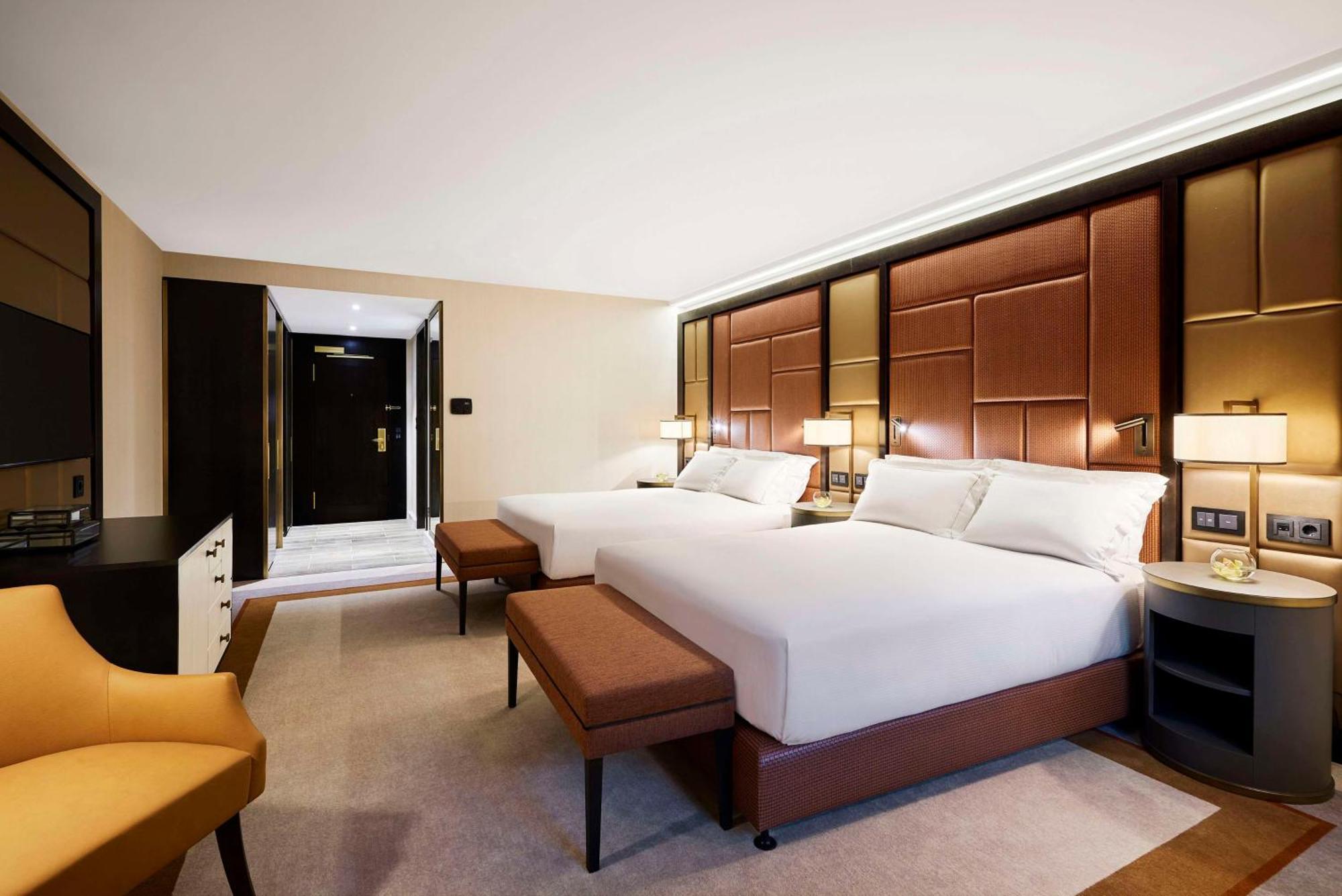 Quarto Superior com Cama Queen-size e Vista da Rua