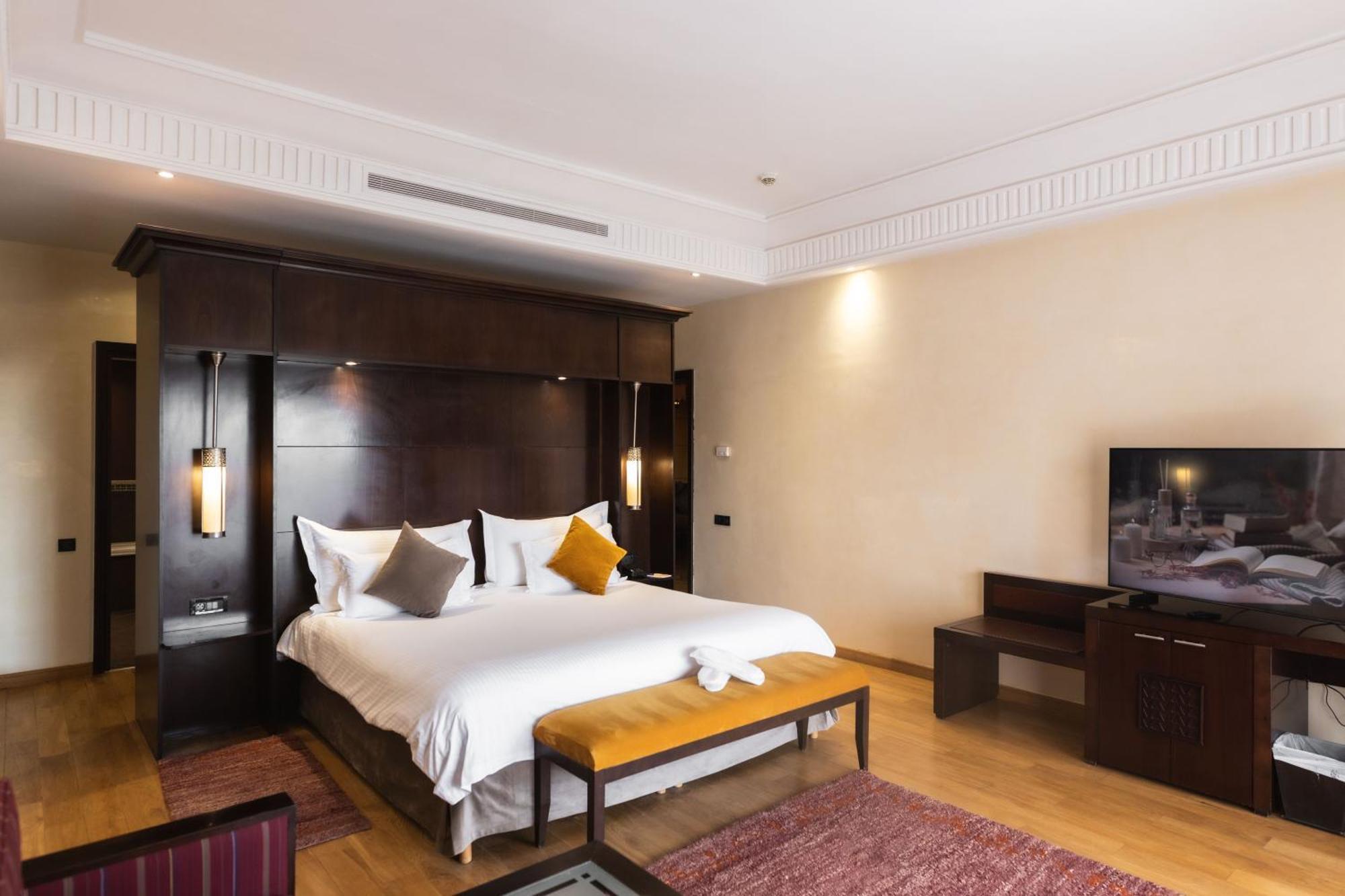 Premium Suite King Size Bed Garden View