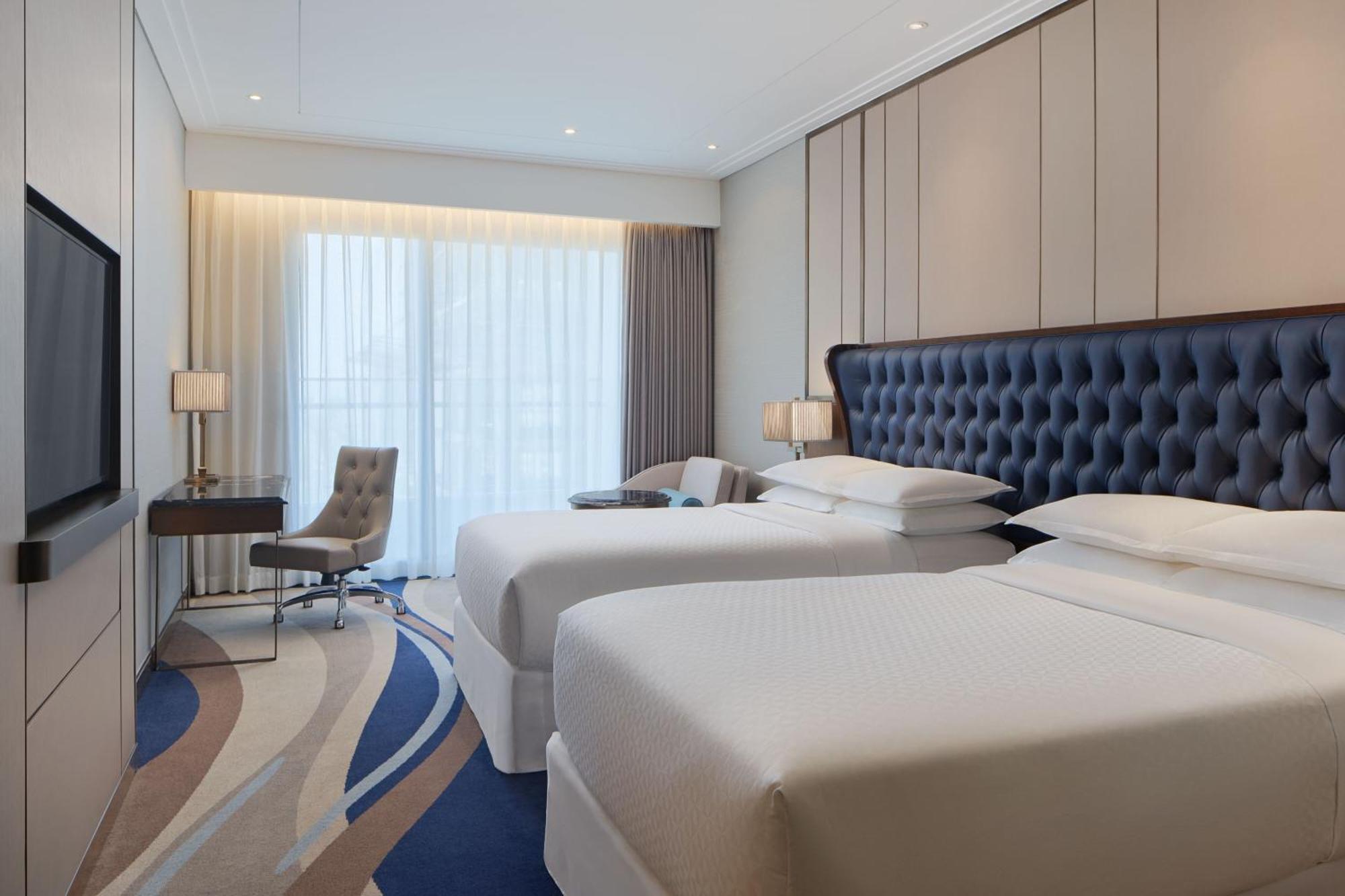 Deluxe Twin Guest room 2 twin or single beds Partial Ocean View Balcony Bathtub