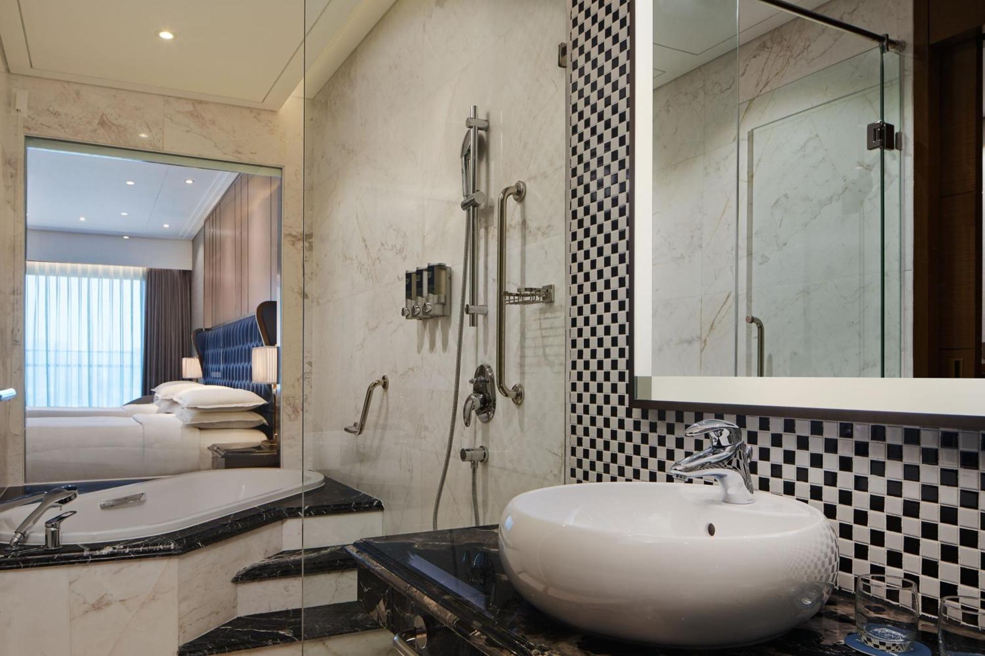 Deluxe Twin Guest room 2 twin or single beds Partial Ocean View Balcony Bathtub