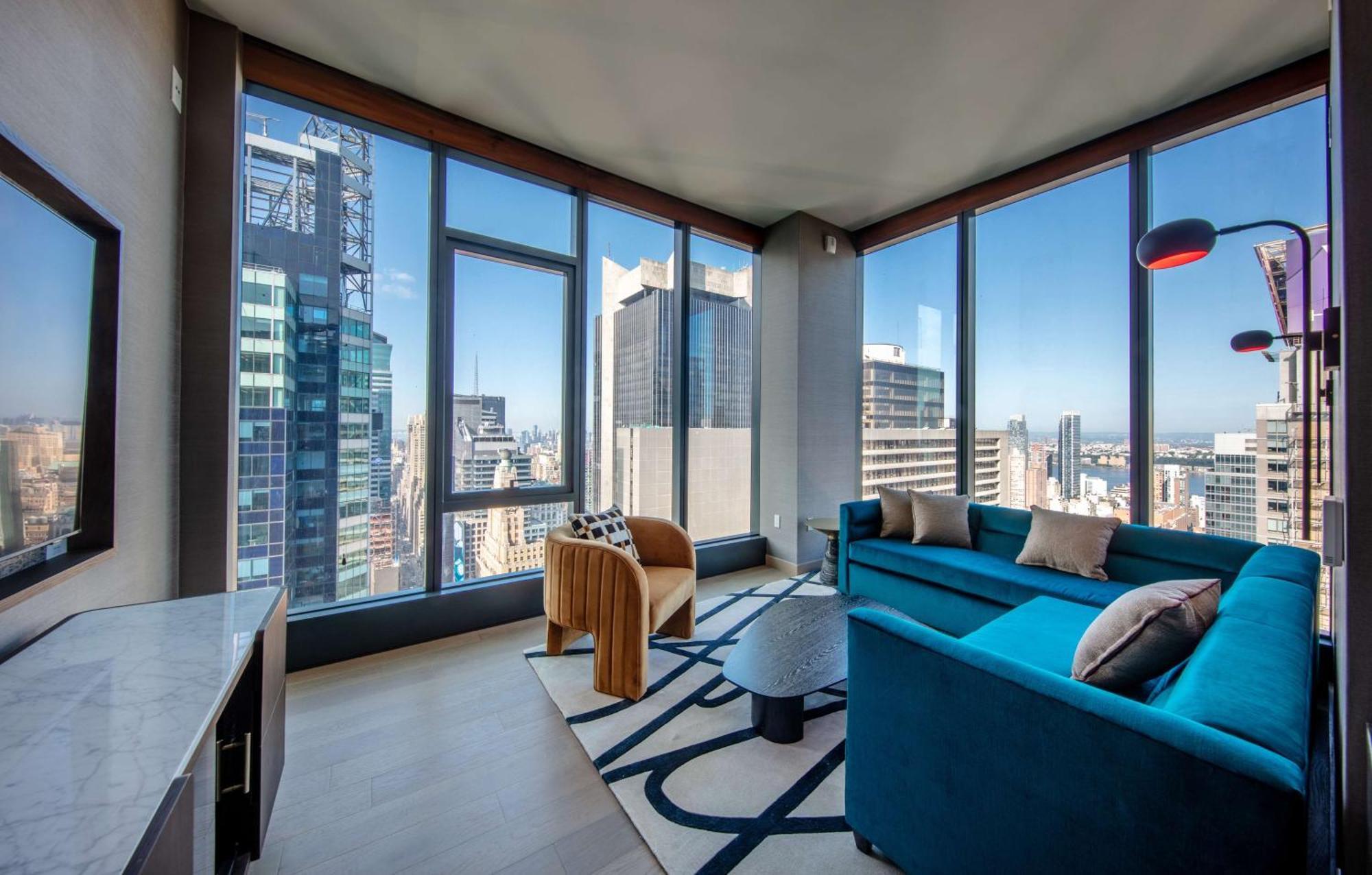 Suite con cama extragrande y vistas al perfil urbano