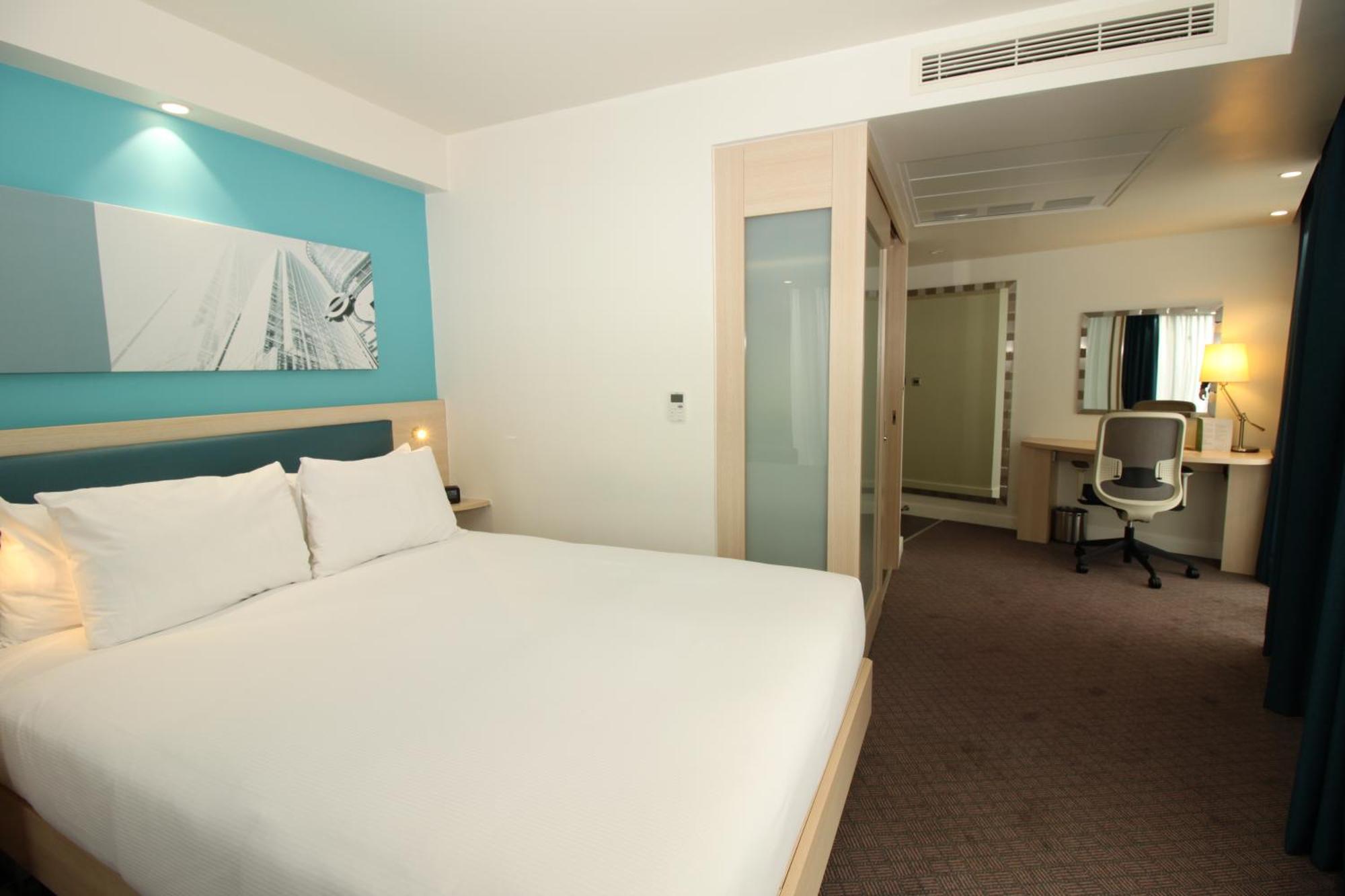 Corner Queen Room