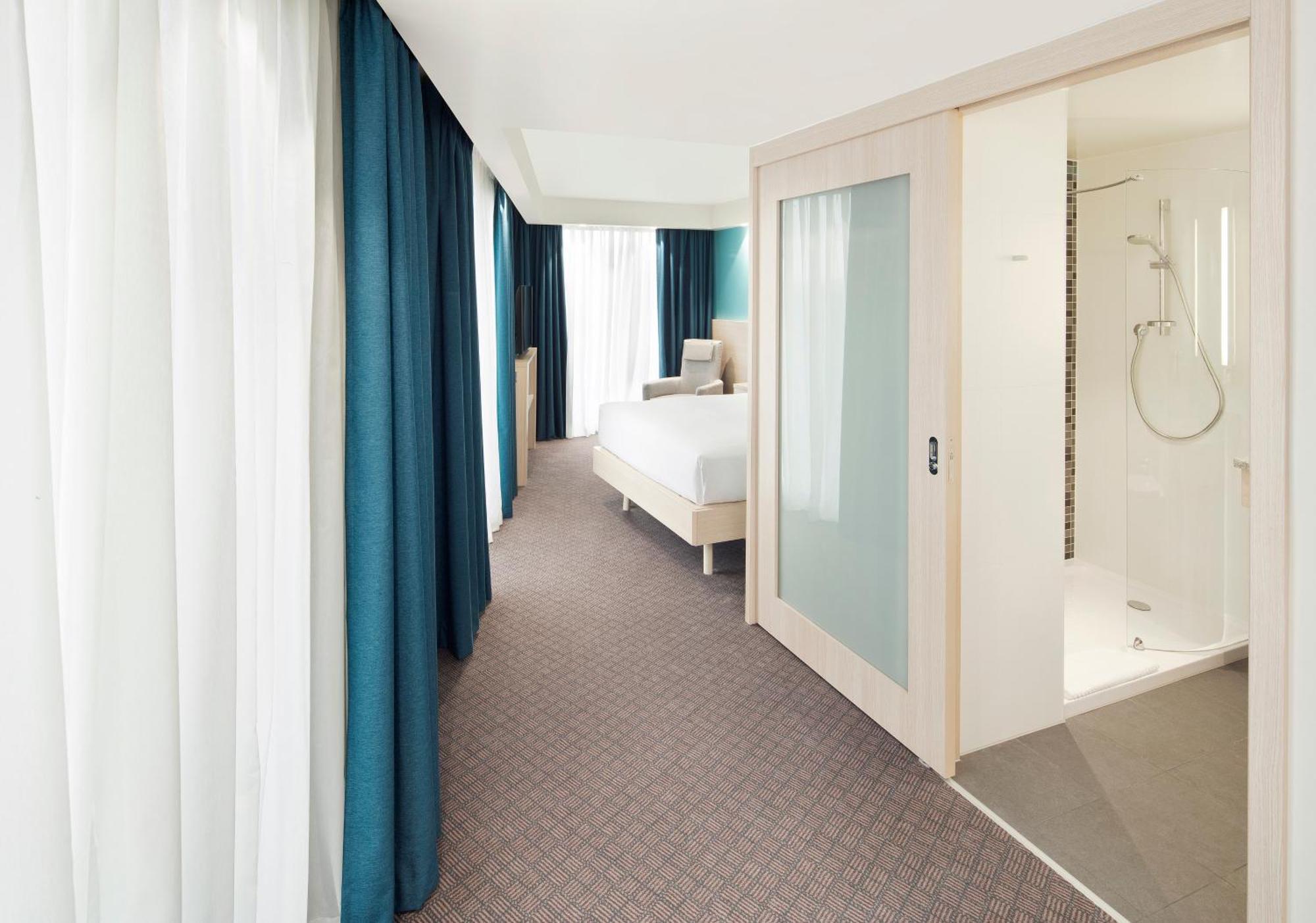 Corner Queen Room