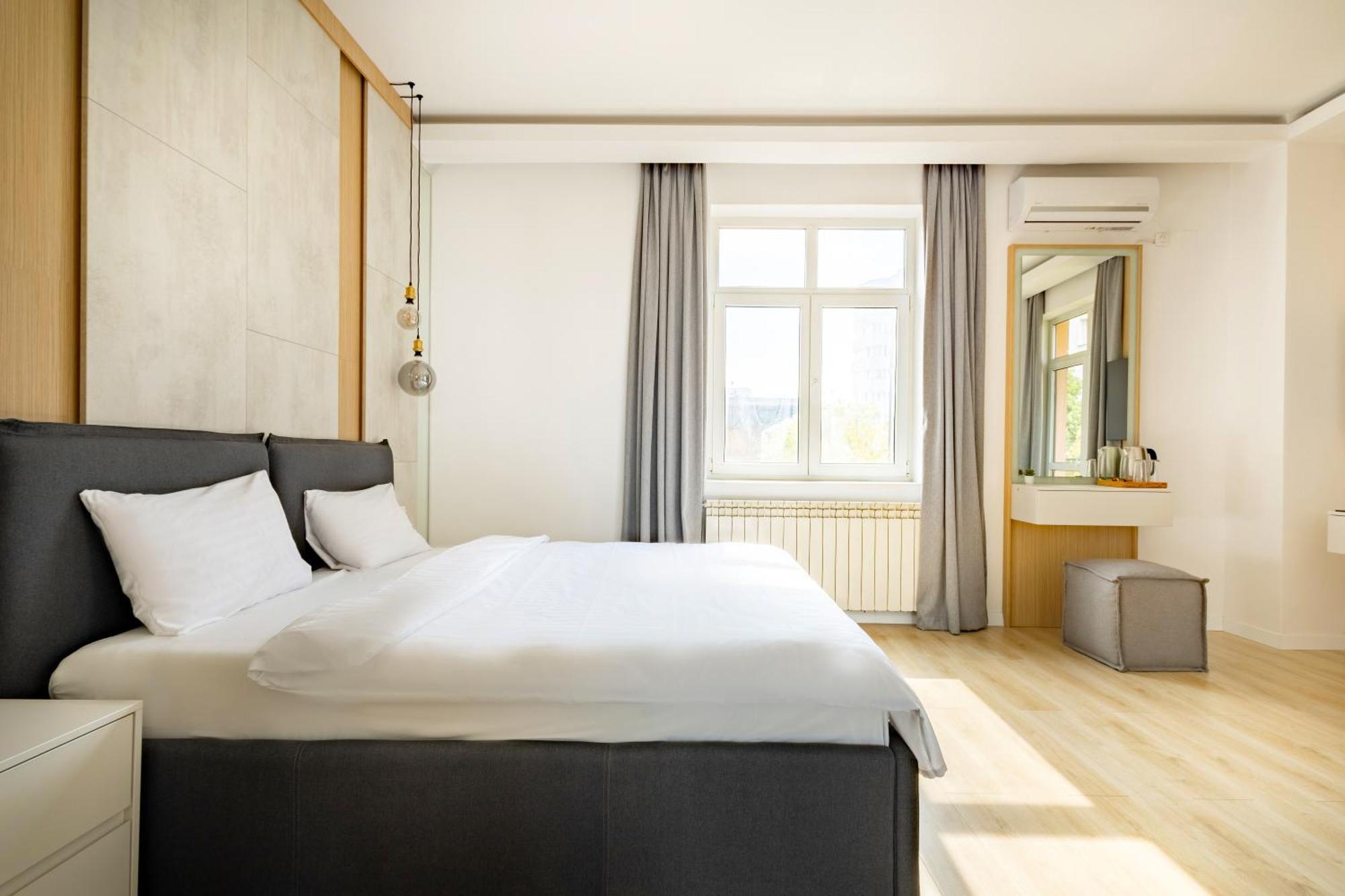 Doppel-/Zweibettzimmer mit Balkon
