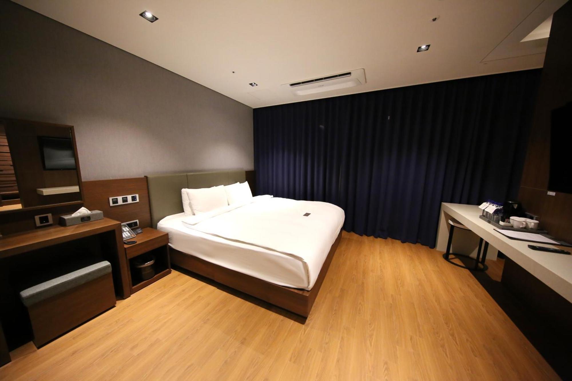 Family Suite Room Whirlpool Bath
