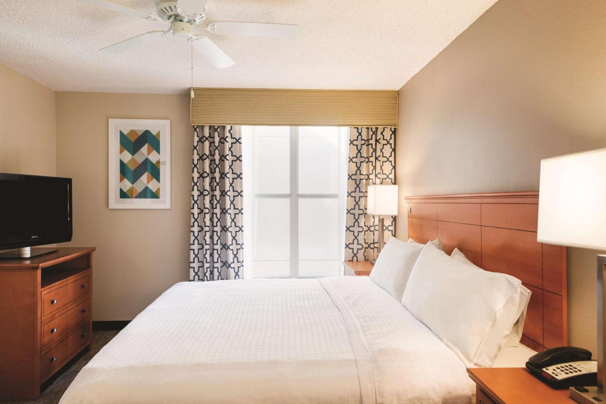 One-Bedroom King Suite - Non-Smoking,1552295557:JPEG