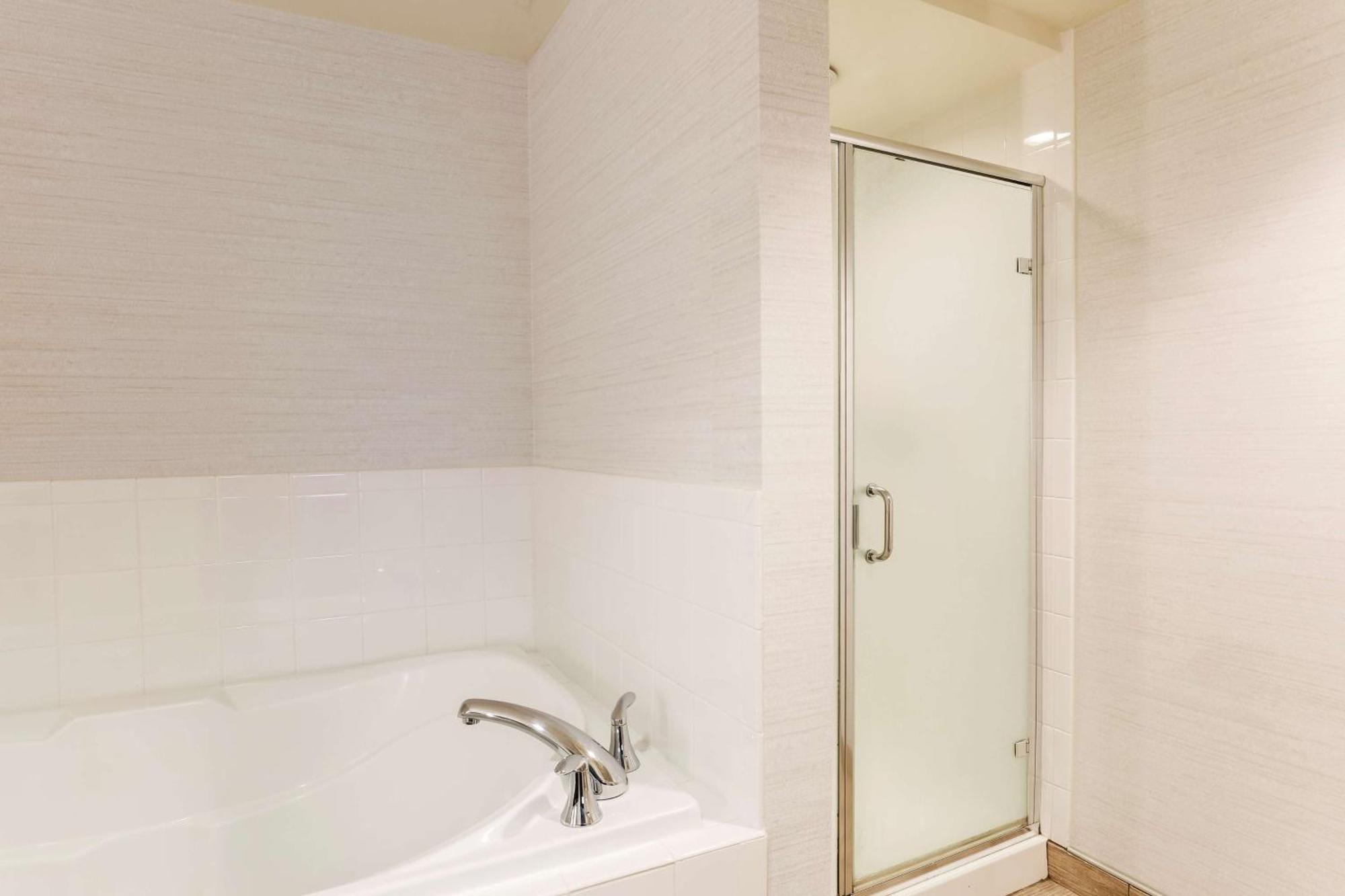 One-Bedroom King Suite,1552328557:JPEG