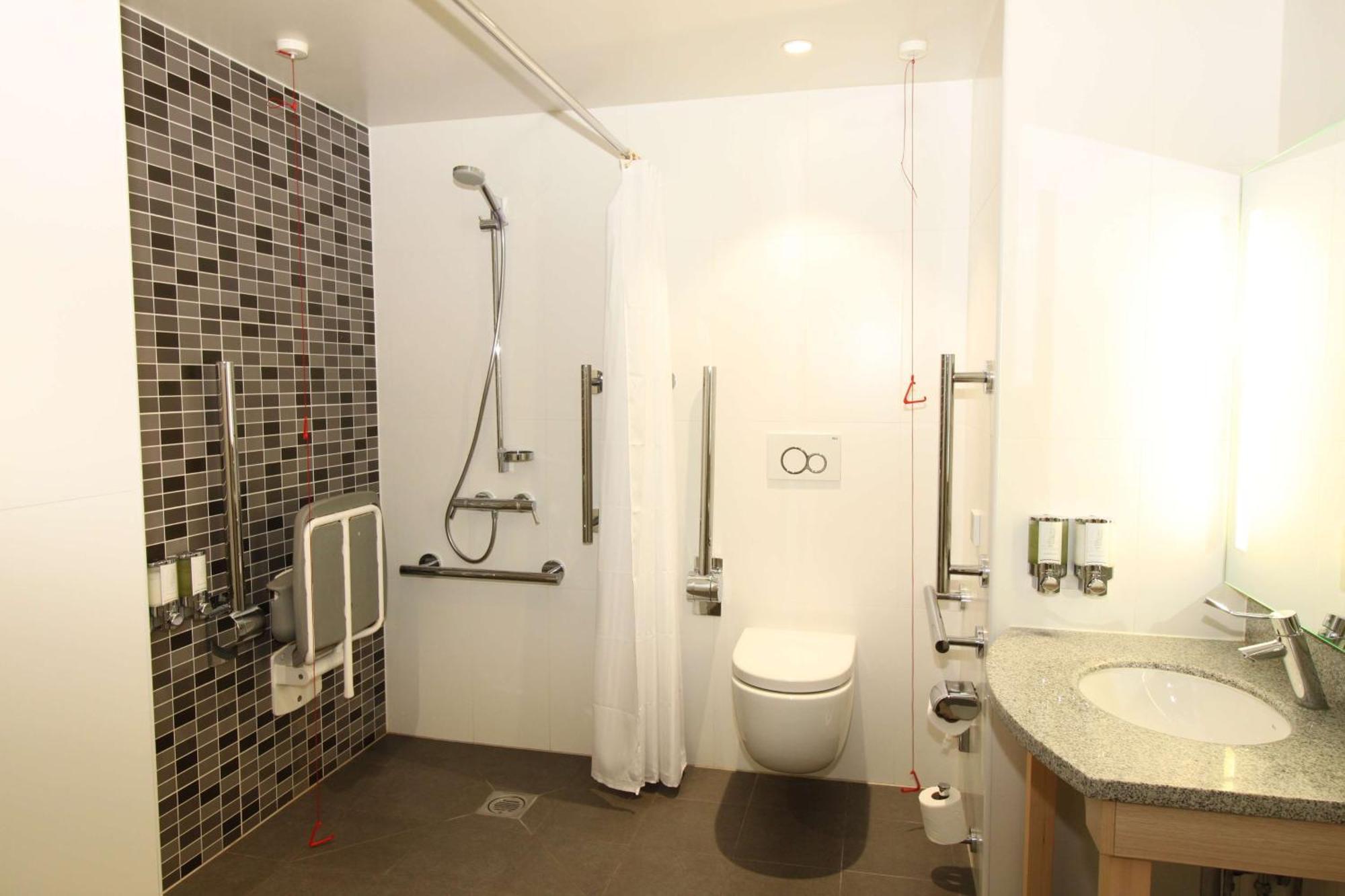 Queen Room Accessible