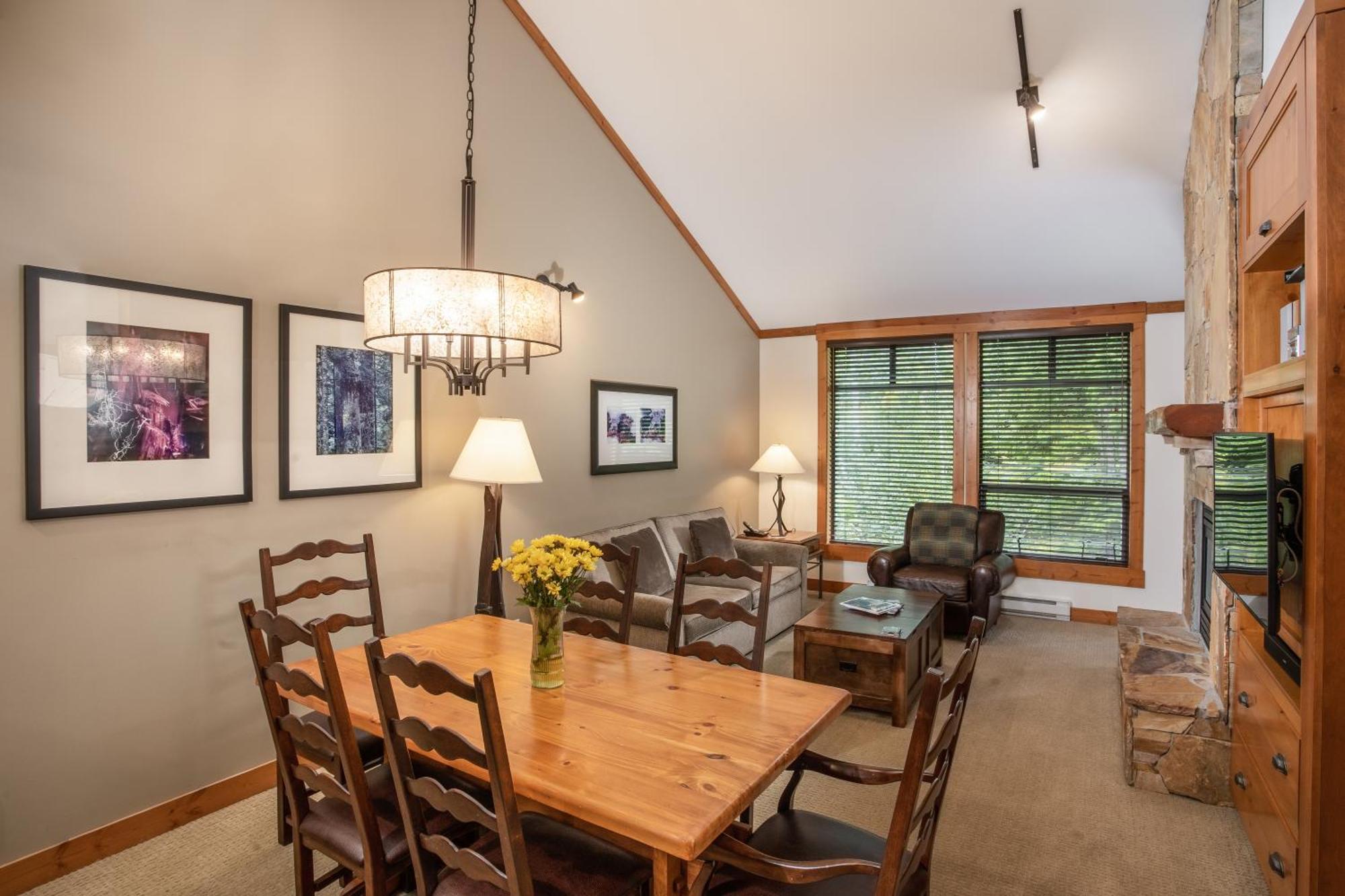 One-Bedroom Suite with Den,1555264384:JPEG