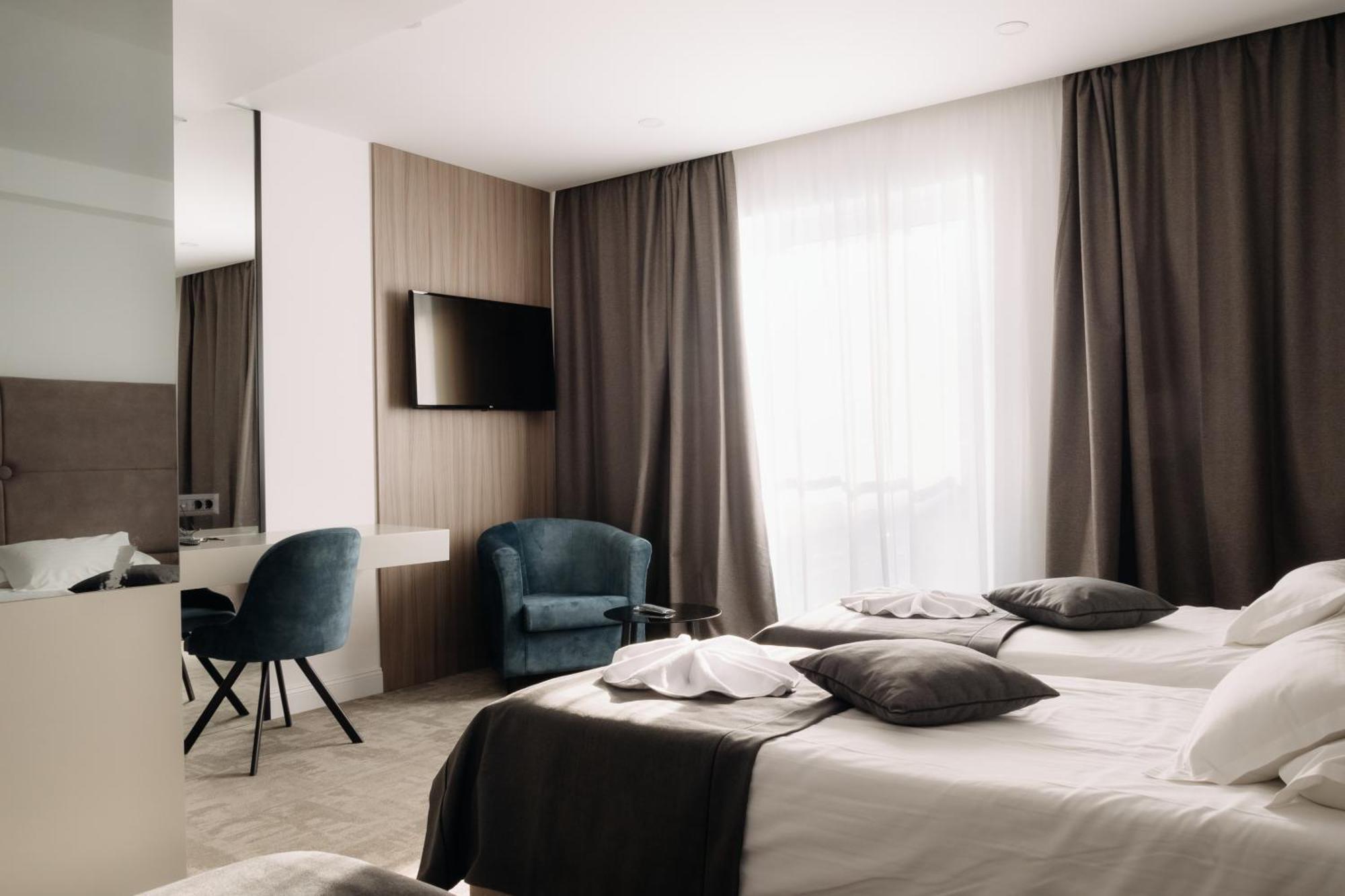 Chambre Triple de Luxe avec Vue Partielle sur la Mer