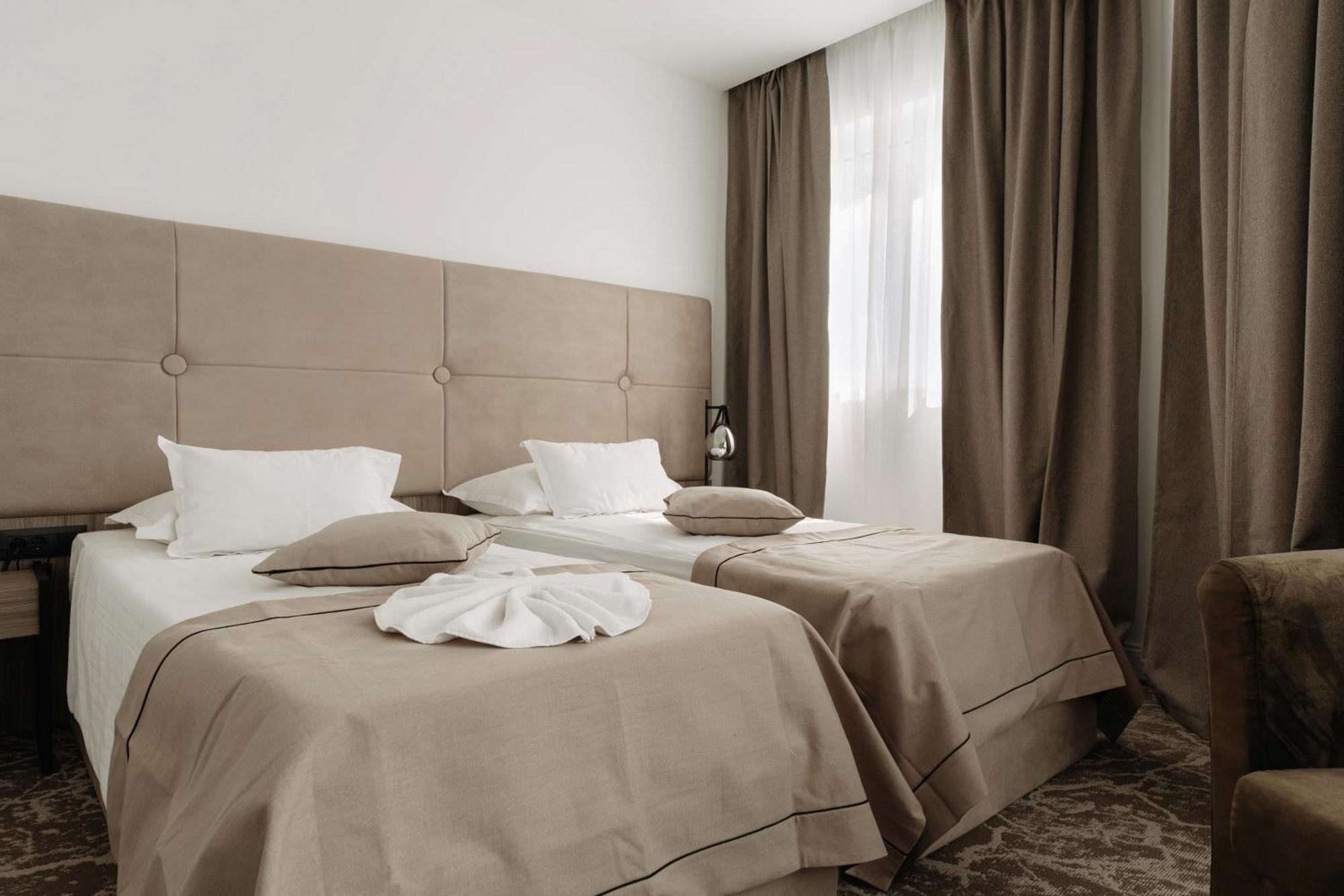 Chambre Double de Luxe avec Balcon - Vue Partielle sur Mer