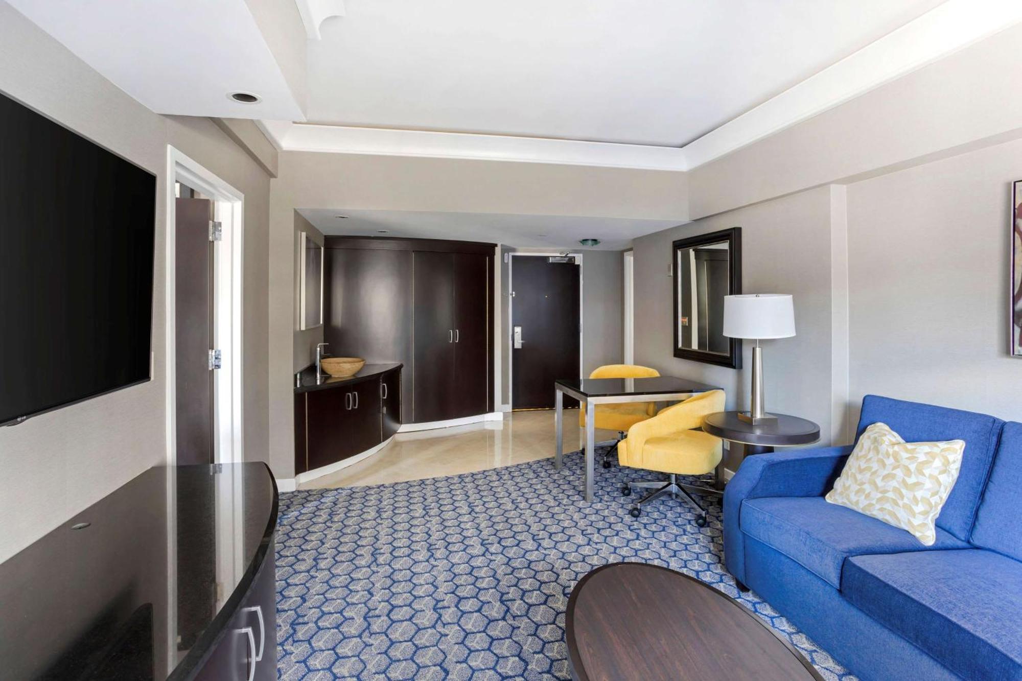 1 Bedroom King Suite Queen Sofabed